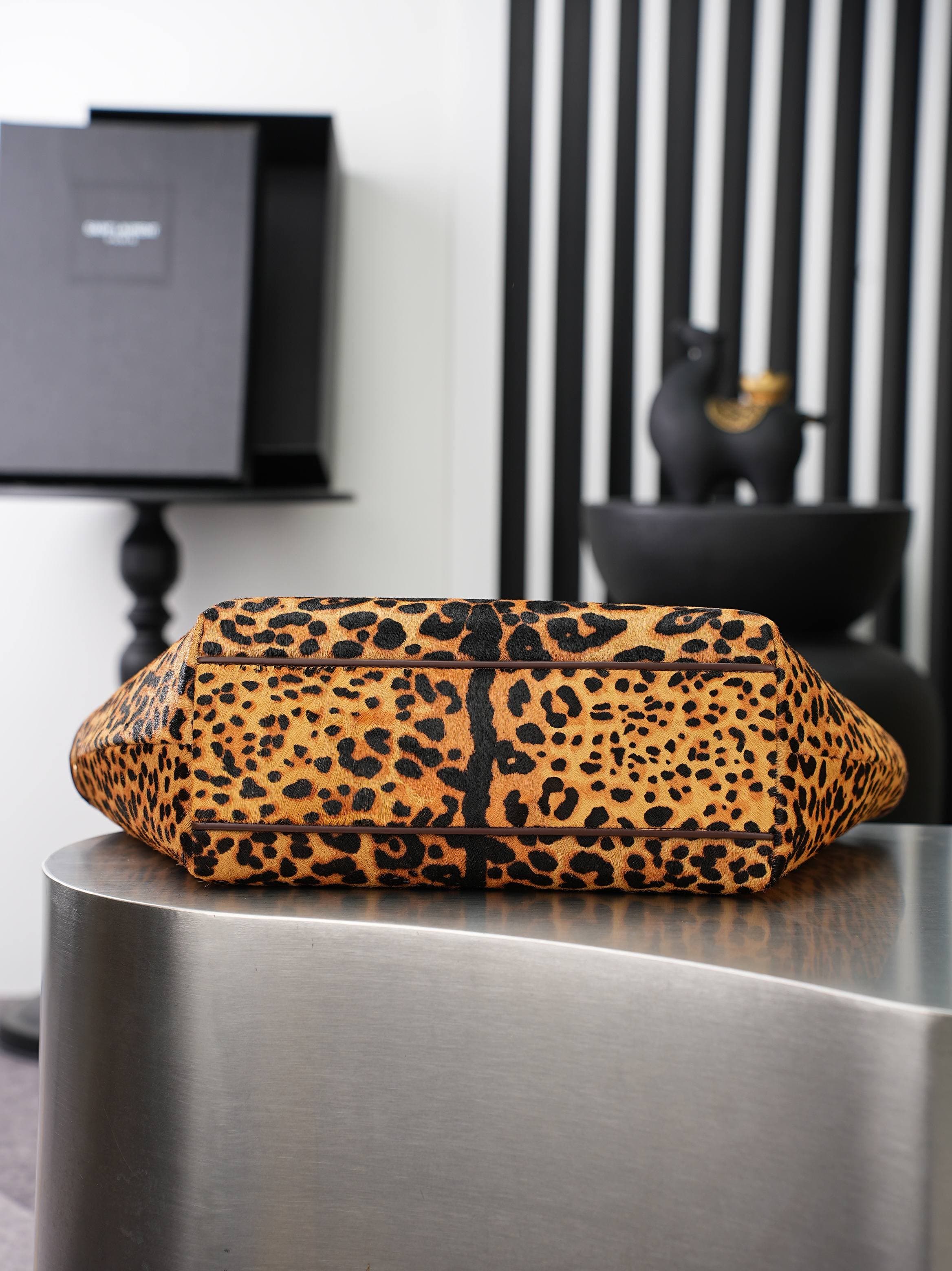 C8465 YSL BEA handbag, featuring leopard print horsehair material and black leather handles, with a metallic logo that stands out clearly! Vintage yet wild, it looks great paired with sweaters, coats, or dresses in autumn and winter✨. It has an appropriat — image 3