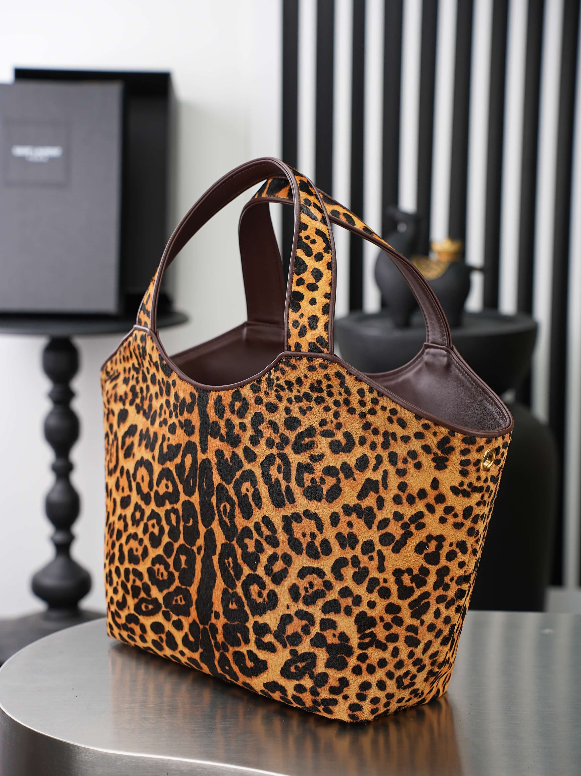 C8465 YSL BEA handbag, featuring leopard print horsehair material and black leather handles, with a metallic logo that stands out clearly! Vintage yet wild, it looks great paired with sweaters, coats, or dresses in autumn and winter✨. It has an appropriat — image 4