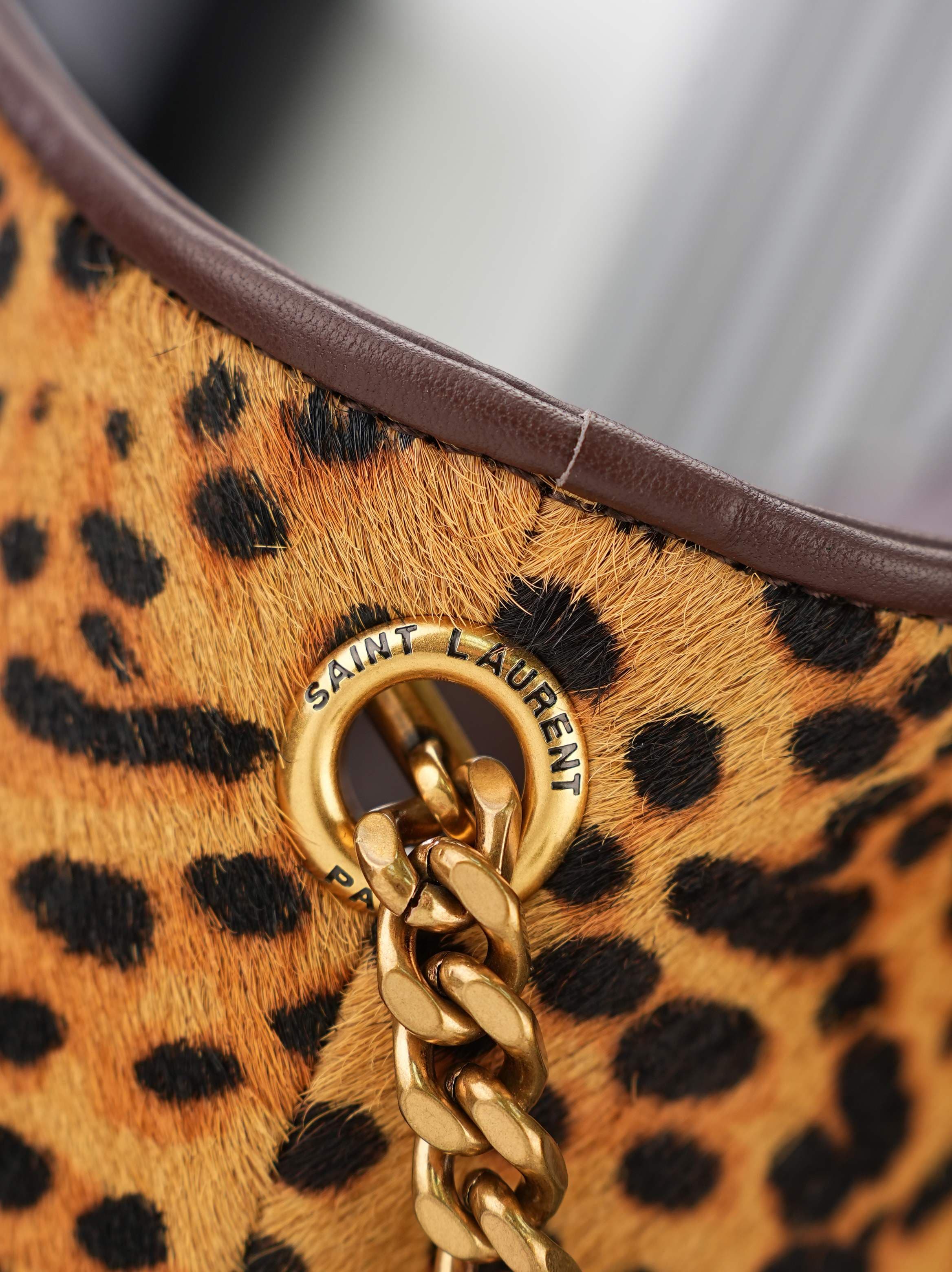 C8465 YSL BEA handbag, featuring leopard print horsehair material and black leather handles, with a metallic logo that stands out clearly! Vintage yet wild, it looks great paired with sweaters, coats, or dresses in autumn and winter✨. It has an appropriat — image 8