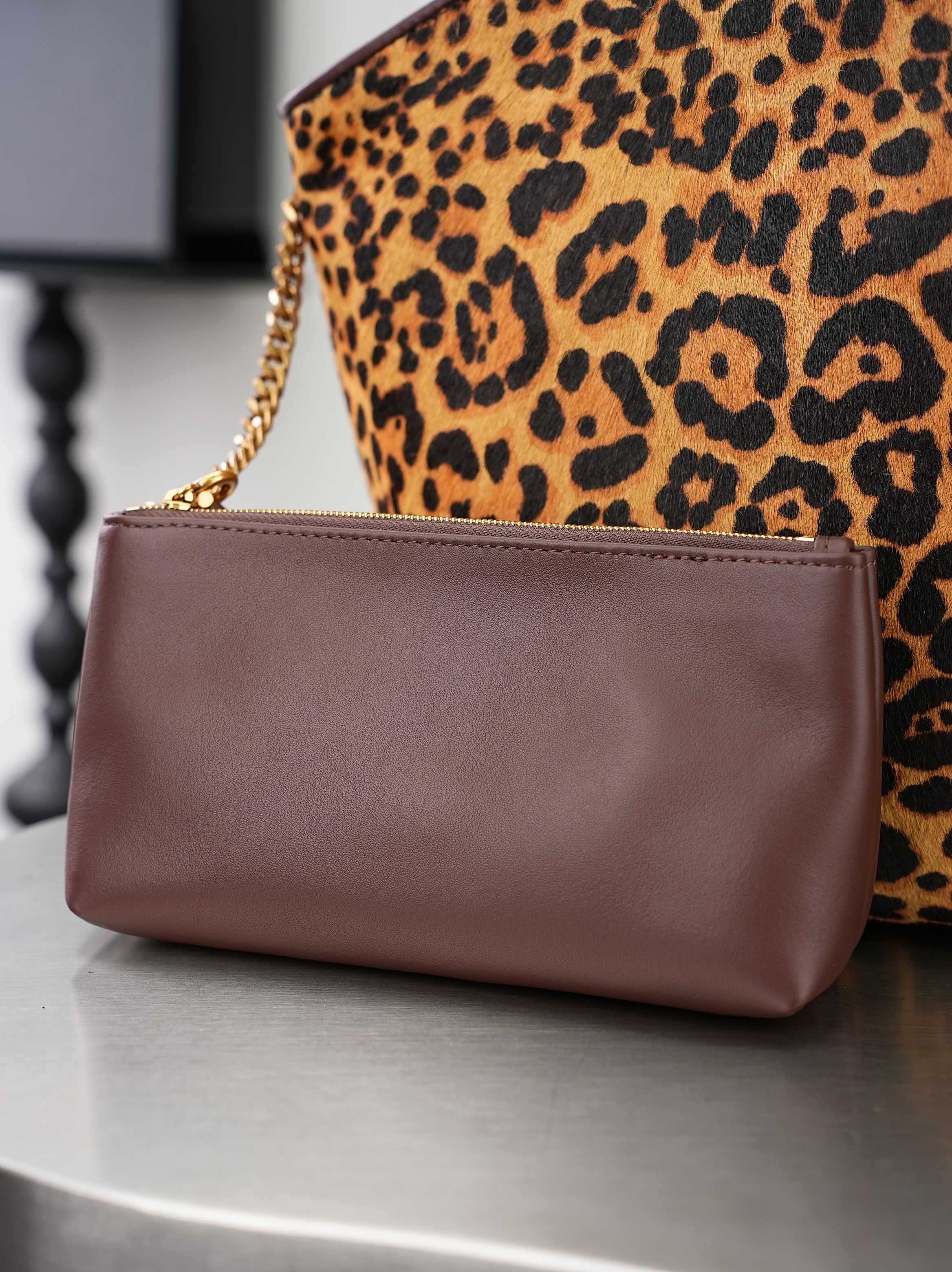 C8465 YSL BEA handbag, featuring leopard print horsehair material and black leather handles, with a metallic logo that stands out clearly! Vintage yet wild, it looks great paired with sweaters, coats, or dresses in autumn and winter✨. It has an appropriat — image 7