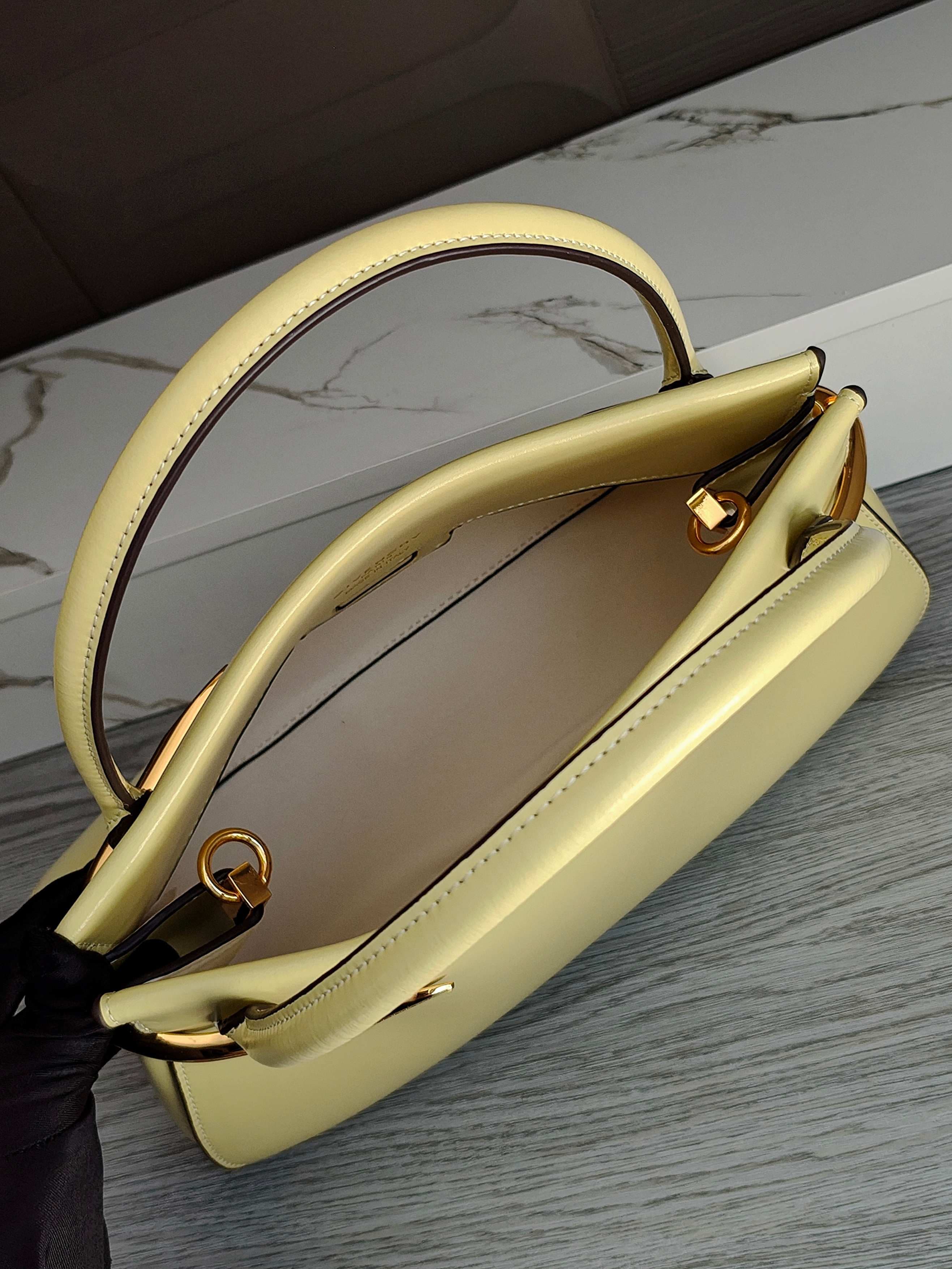 C3158 New GIVENCHY｜Jessica Zheng Xiuyan’s Pinch bag — image 7