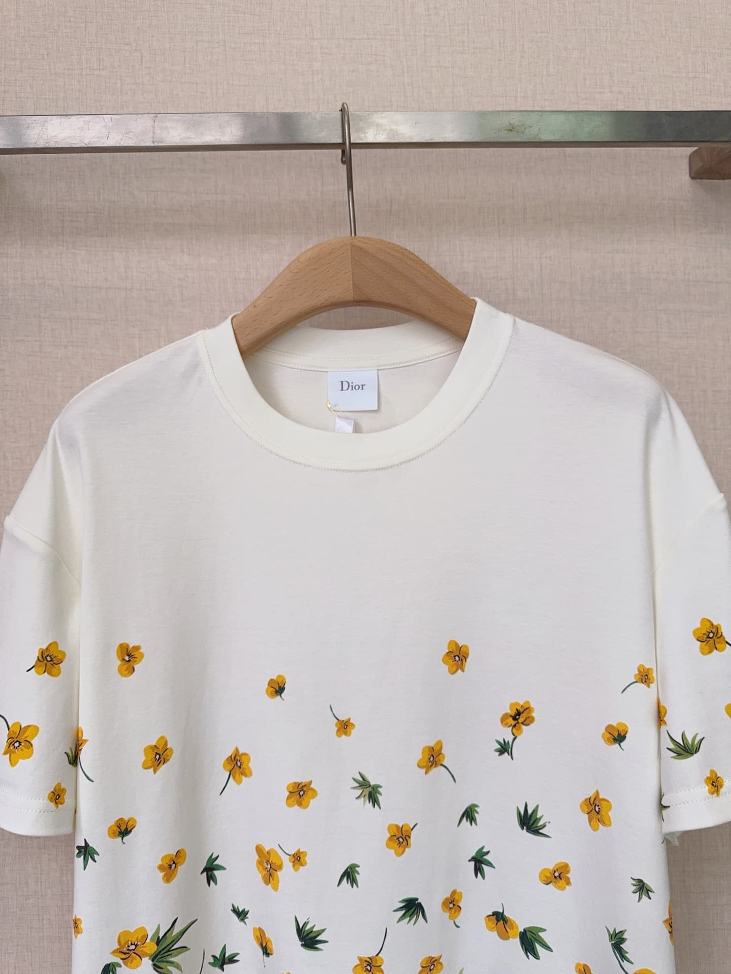 C18600 D Family’s new spring/summer embroidered print T-shirt – perfect for any occasion 🆕❤️ — image 2