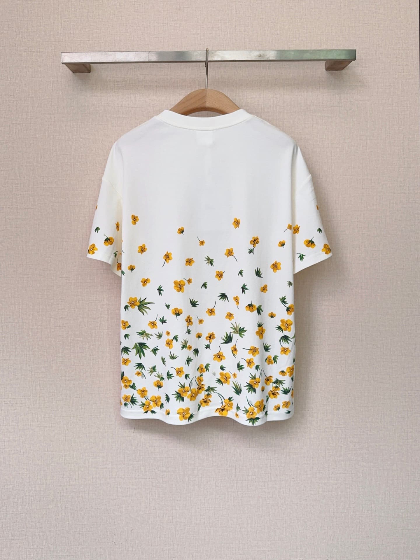 C18600 D Family’s new spring/summer embroidered print T-shirt – perfect for any occasion 🆕❤️ — image 4