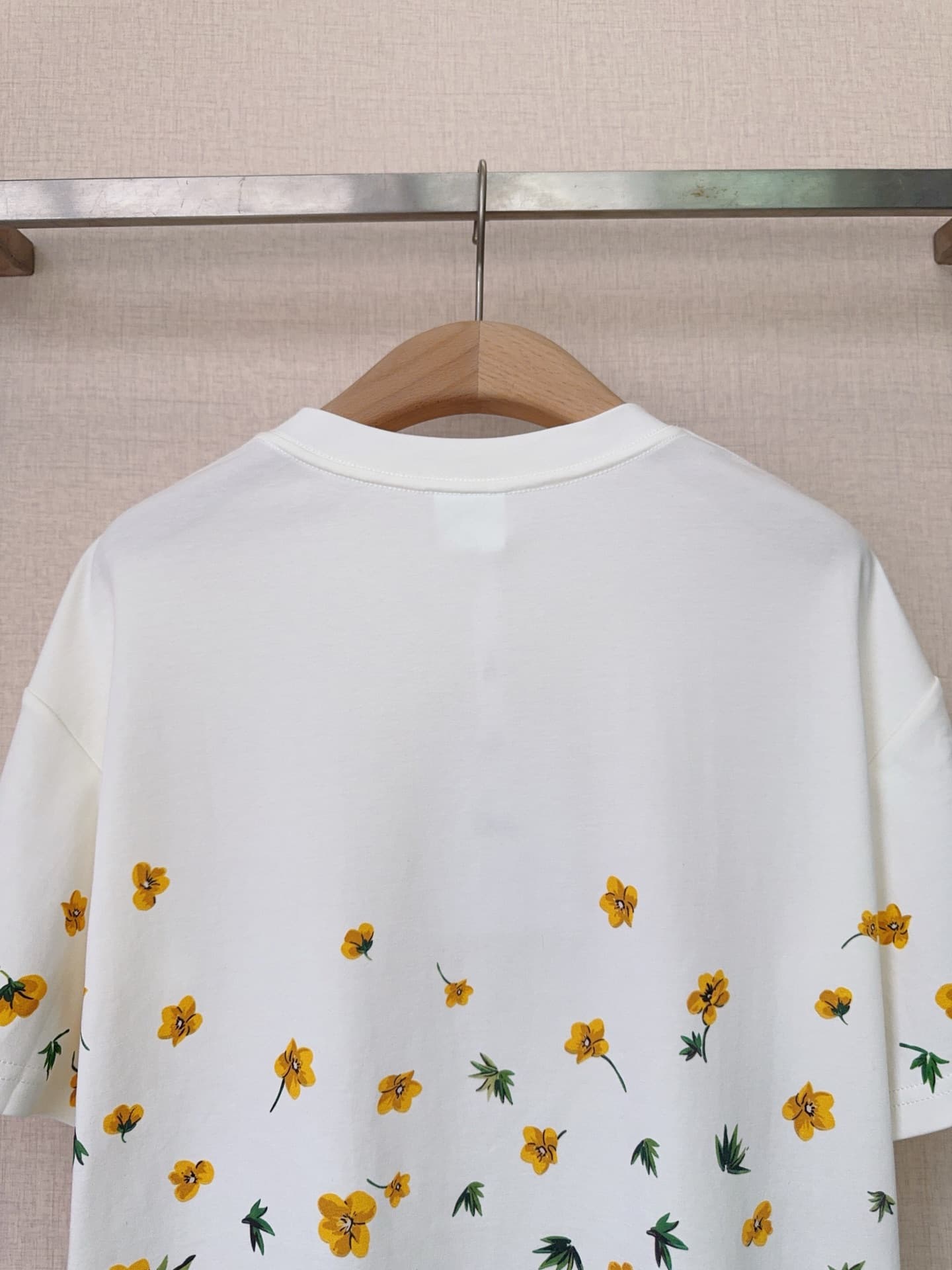 C18600 D Family’s new spring/summer embroidered print T-shirt – perfect for any occasion 🆕❤️ — image 5