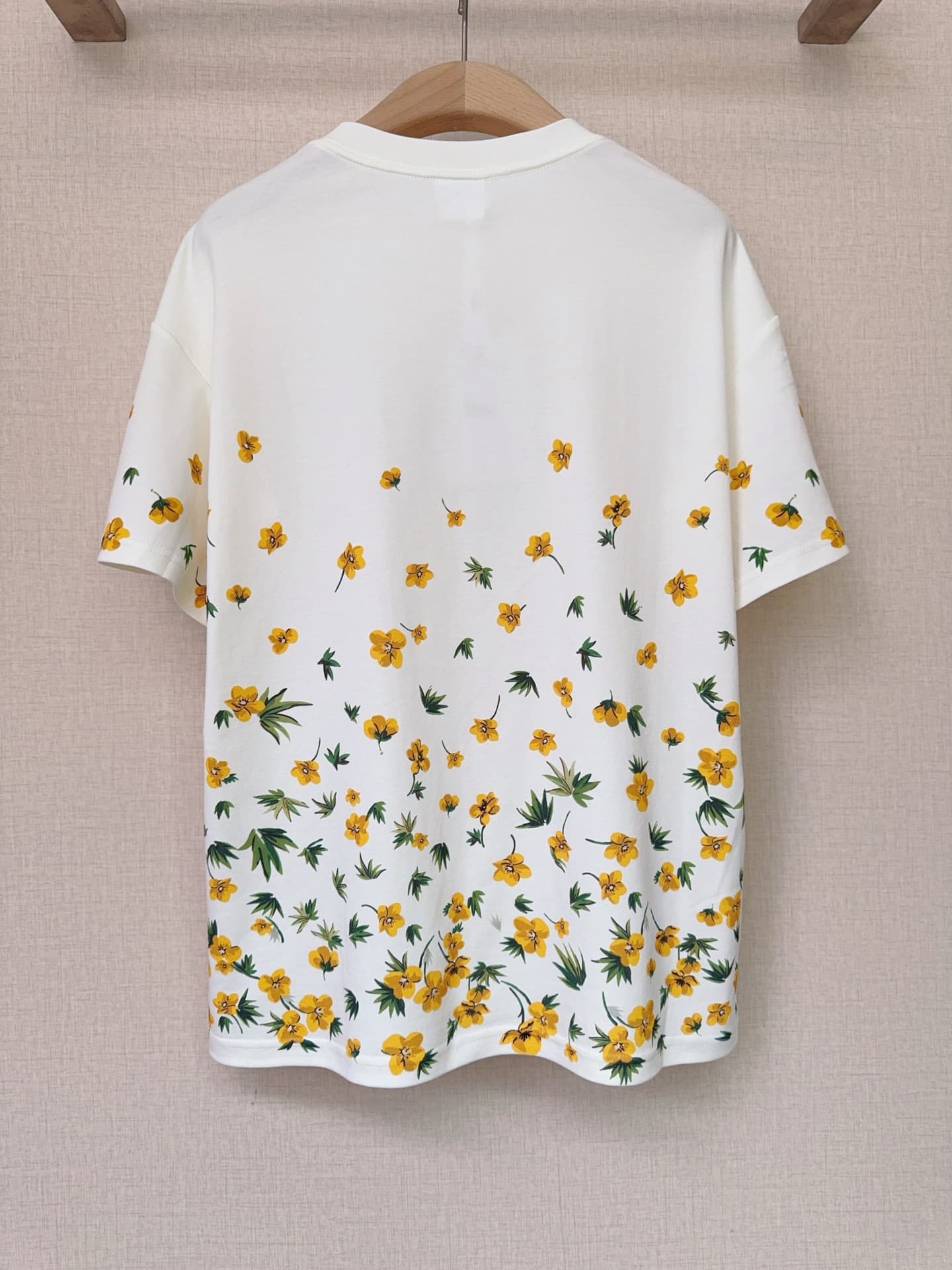 C18600 D Family’s new spring/summer embroidered print T-shirt – perfect for any occasion 🆕❤️ — image 6
