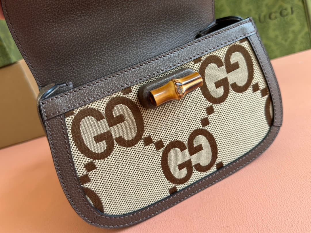 C4005 🔥🔥 The bamboo motifs symbolize Gucci’s enduring design tradition. The bamboo handles on this handbag are shaped through the heat of flames. This craftsmanship originates from Florentine artisans after World War II. The bag is made of green leather,  — image 7
