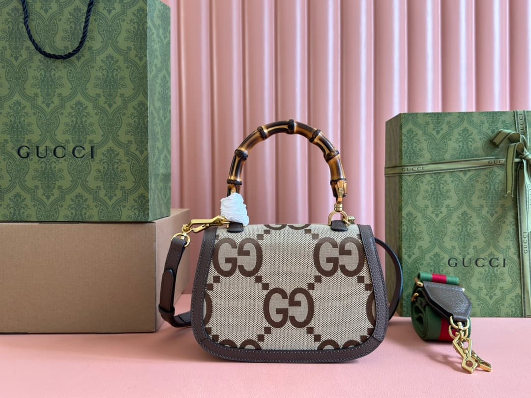 C4005 🔥🔥 The bamboo motifs symbolize Gucci’s enduring design tradition. The bamboo handles on this handbag are shaped through the heat of flames. This craftsmanship originates from Florentine artisans after World War II. The bag is made of green leather,  — image 2