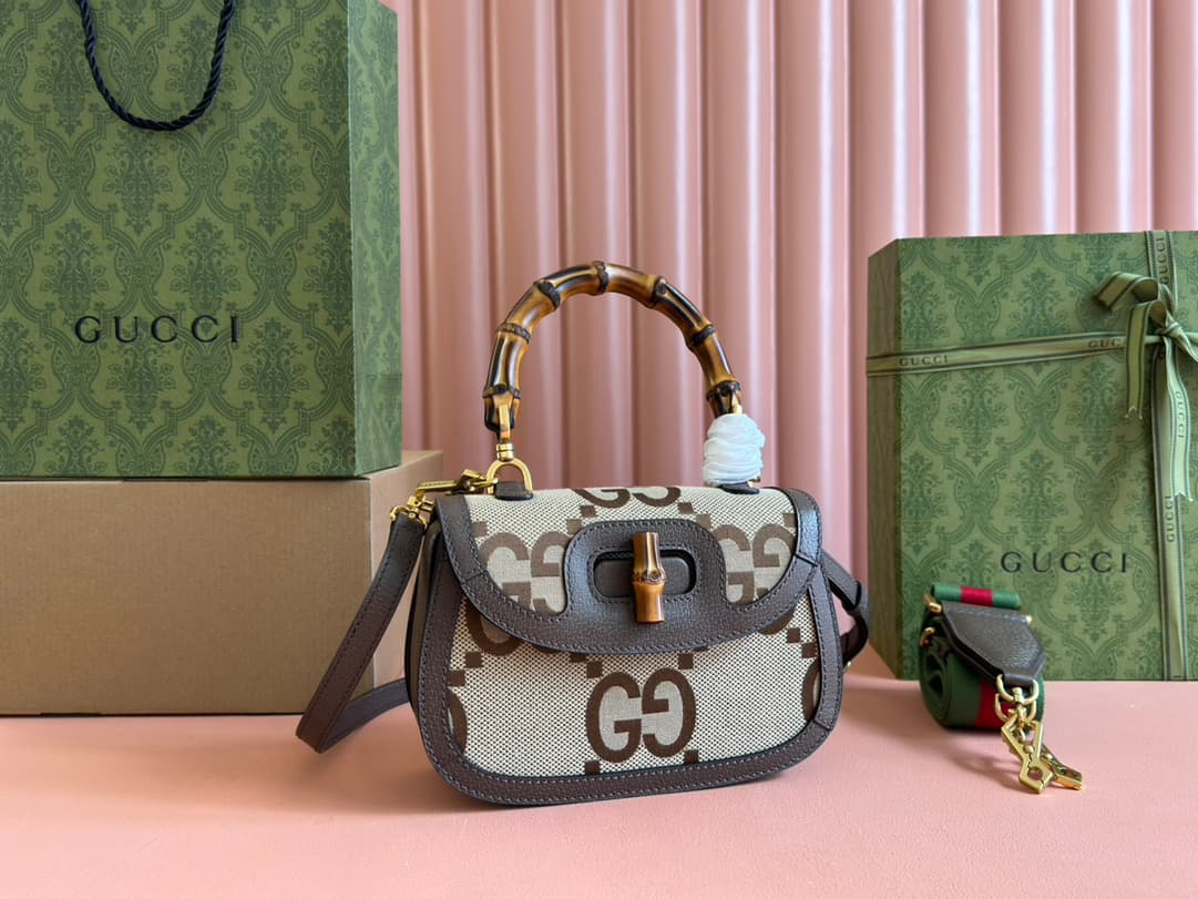 C4005 🔥🔥 The bamboo motifs symbolize Gucci’s enduring design tradition. The bamboo handles on this handbag are shaped through the heat of flames. This craftsmanship originates from Florentine artisans after World War II. The bag is made of green leather,  — image 3