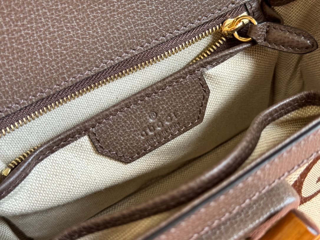 C4005 🔥🔥 The bamboo motifs symbolize Gucci’s enduring design tradition. The bamboo handles on this handbag are shaped through the heat of flames. This craftsmanship originates from Florentine artisans after World War II. The bag is made of green leather,  — image 8