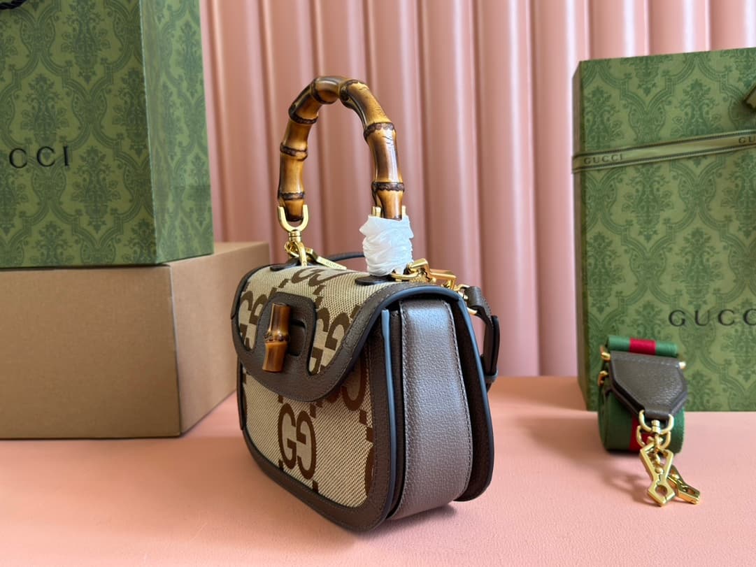 C4005 🔥🔥 The bamboo motifs symbolize Gucci’s enduring design tradition. The bamboo handles on this handbag are shaped through the heat of flames. This craftsmanship originates from Florentine artisans after World War II. The bag is made of green leather,  — image 4