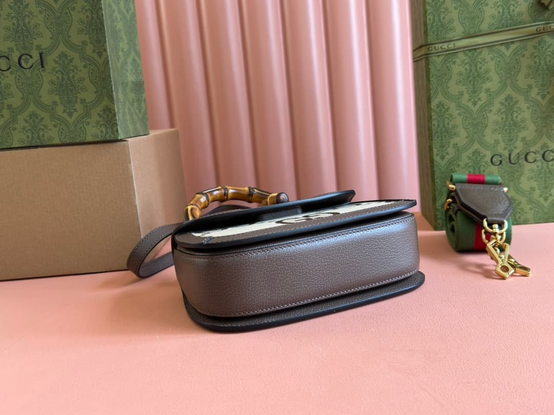 C4005 🔥🔥 The bamboo motifs symbolize Gucci’s enduring design tradition. The bamboo handles on this handbag are shaped through the heat of flames. This craftsmanship originates from Florentine artisans after World War II. The bag is made of green leather,  — image 5