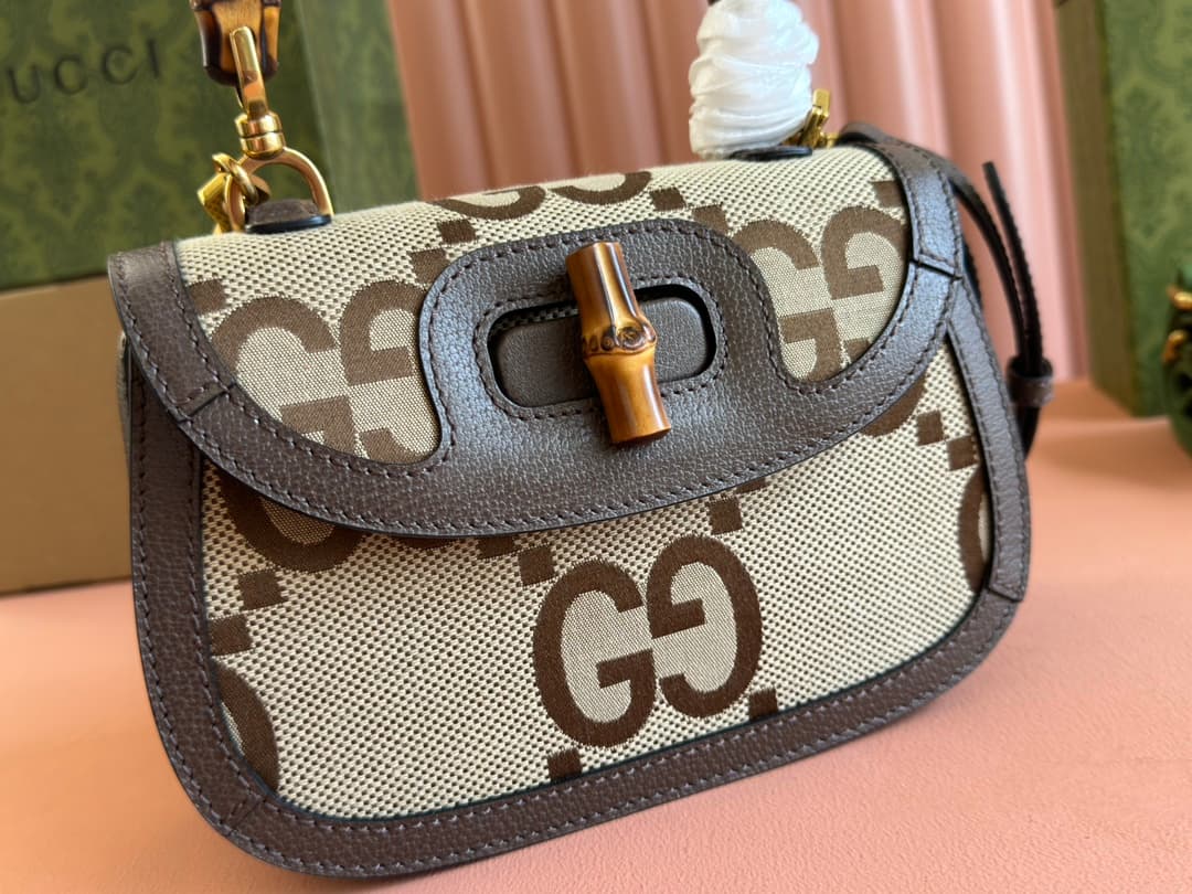 C4005 🔥🔥 The bamboo motifs symbolize Gucci’s enduring design tradition. The bamboo handles on this handbag are shaped through the heat of flames. This craftsmanship originates from Florentine artisans after World War II. The bag is made of green leather,  — image 6