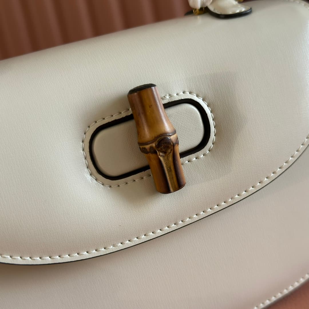 C4001 🔥🔥 The bamboo motifs symbolize Gucci’s enduring design heritage. The bamboo handles on this handbag are shaped through the heat of flames. This craftsmanship originated among Florentine artisans after World War II. The bag is made of green leather,  — image 5