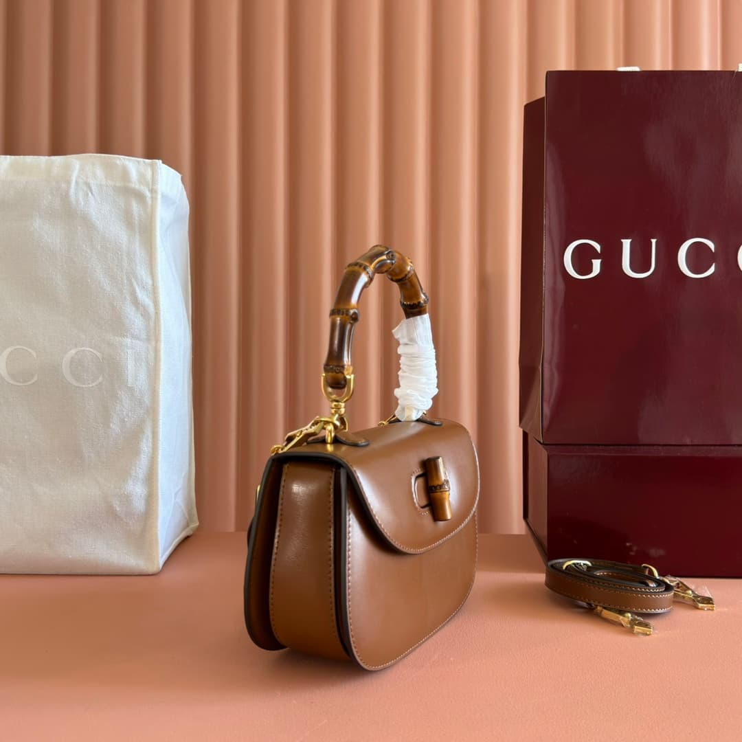 C4002 🔥🔥 The bamboo motifs symbolize Gucci’s enduring design heritage. The bamboo handles on this handbag are shaped through the heat of flames. This craftsmanship originates from Florentine artisans during the post-World War II period. The bag is made of — image 3