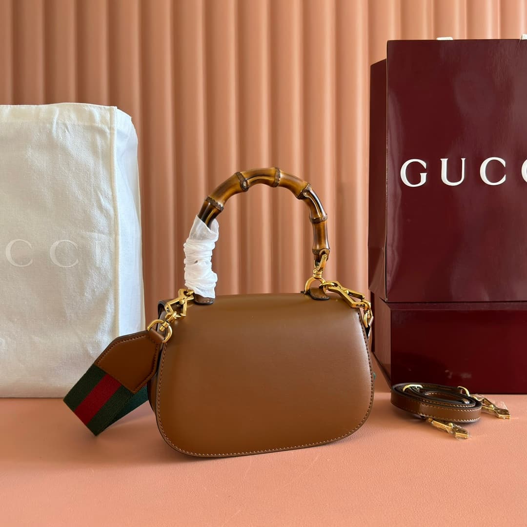 C4002 🔥🔥 The bamboo motifs symbolize Gucci’s enduring design heritage. The bamboo handles on this handbag are shaped through the heat of flames. This craftsmanship originates from Florentine artisans during the post-World War II period. The bag is made of — image 2