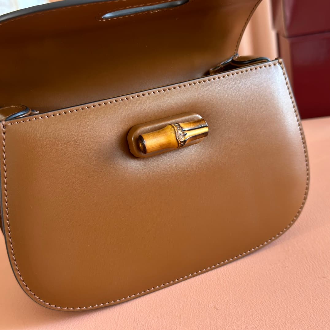 C4002 🔥🔥 The bamboo motifs symbolize Gucci’s enduring design heritage. The bamboo handles on this handbag are shaped through the heat of flames. This craftsmanship originates from Florentine artisans during the post-World War II period. The bag is made of — image 6