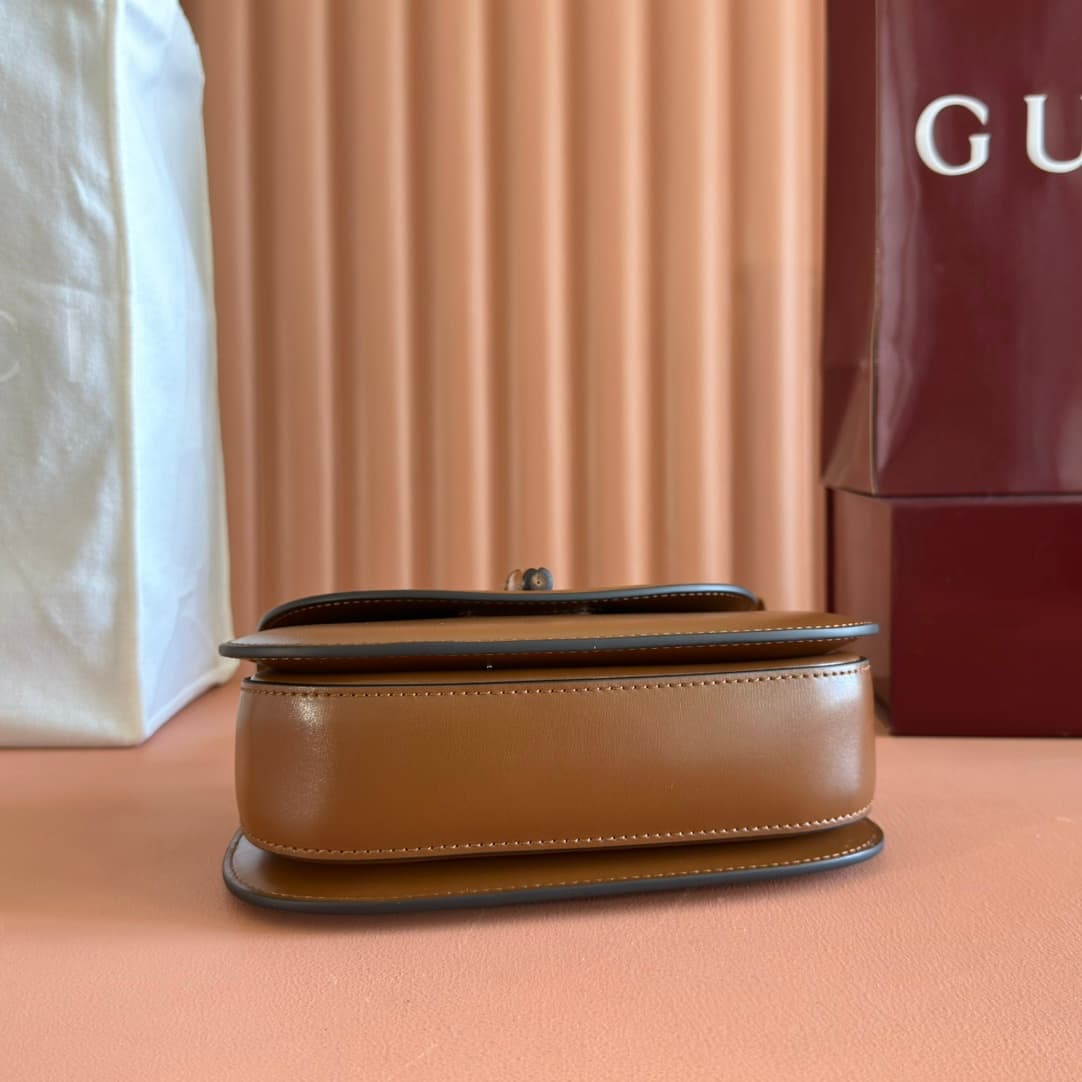 C4002 🔥🔥 The bamboo motifs symbolize Gucci’s enduring design heritage. The bamboo handles on this handbag are shaped through the heat of flames. This craftsmanship originates from Florentine artisans during the post-World War II period. The bag is made of — image 4