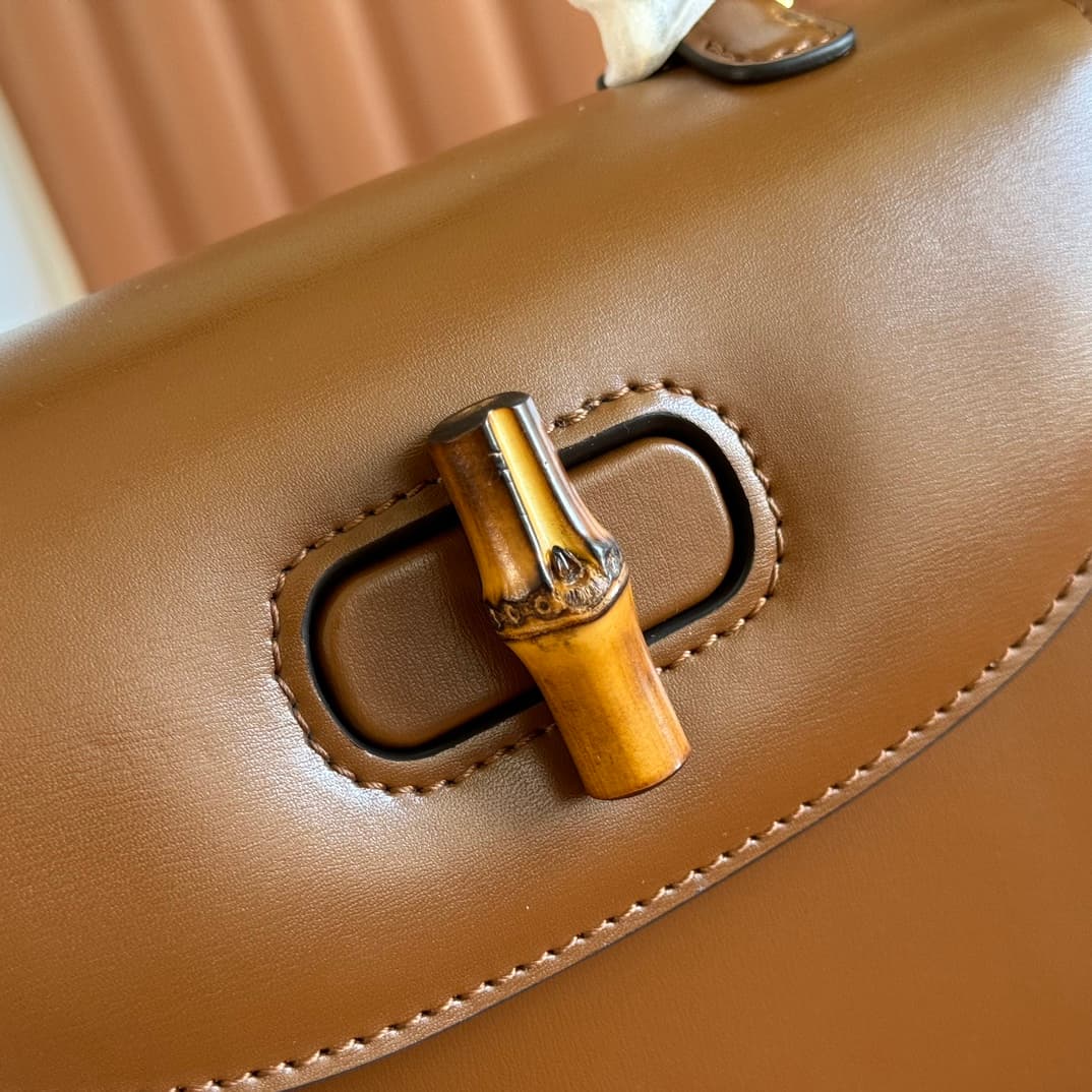 C4002 🔥🔥 The bamboo motifs symbolize Gucci’s enduring design heritage. The bamboo handles on this handbag are shaped through the heat of flames. This craftsmanship originates from Florentine artisans during the post-World War II period. The bag is made of — image 5