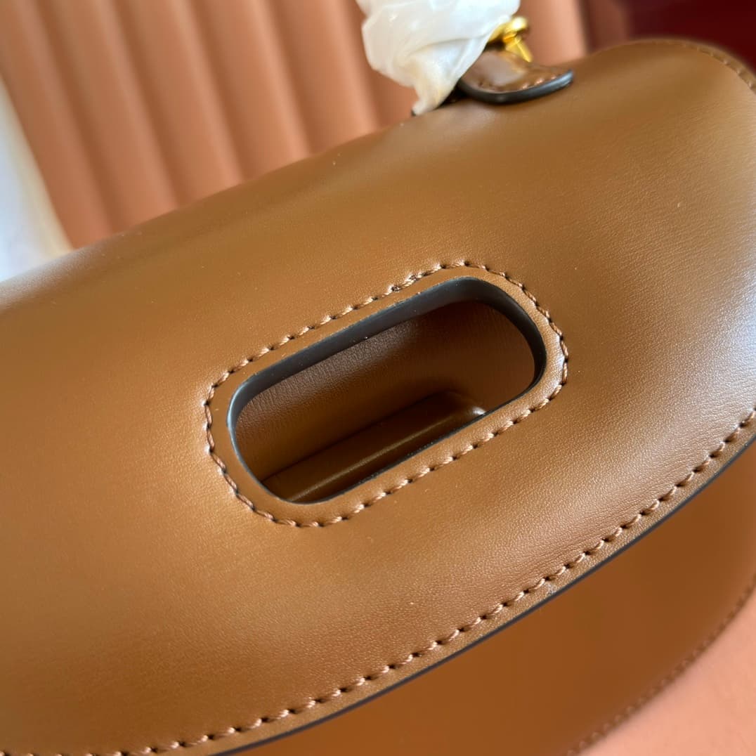 C4002 🔥🔥 The bamboo motifs symbolize Gucci’s enduring design heritage. The bamboo handles on this handbag are shaped through the heat of flames. This craftsmanship originates from Florentine artisans during the post-World War II period. The bag is made of — image 7