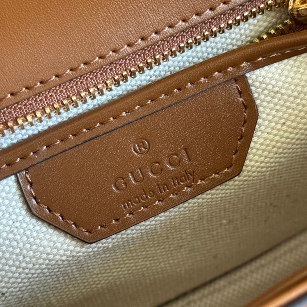 C4002 🔥🔥 The bamboo motifs symbolize Gucci’s enduring design heritage. The bamboo handles on this handbag are shaped through the heat of flames. This craftsmanship originates from Florentine artisans during the post-World War II period. The bag is made of — image 8