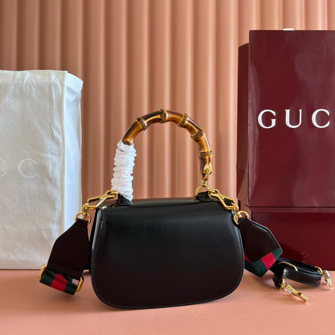 C4003 🔥🔥 The bamboo motifs symbolize Gucci’s enduring design tradition. The bamboo handles on this handbag are shaped through the heat of flames. This craftsmanship originates from Florentine artisans after World War II. The bag is made of green leather,  — image 2