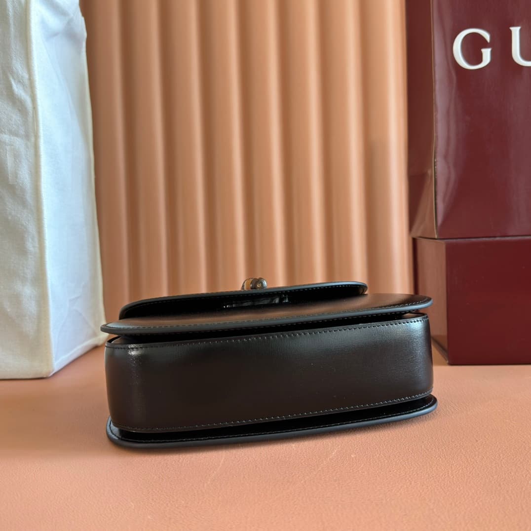 C4003 🔥🔥 The bamboo motifs symbolize Gucci’s enduring design tradition. The bamboo handles on this handbag are shaped through the heat of flames. This craftsmanship originates from Florentine artisans after World War II. The bag is made of green leather,  — image 4