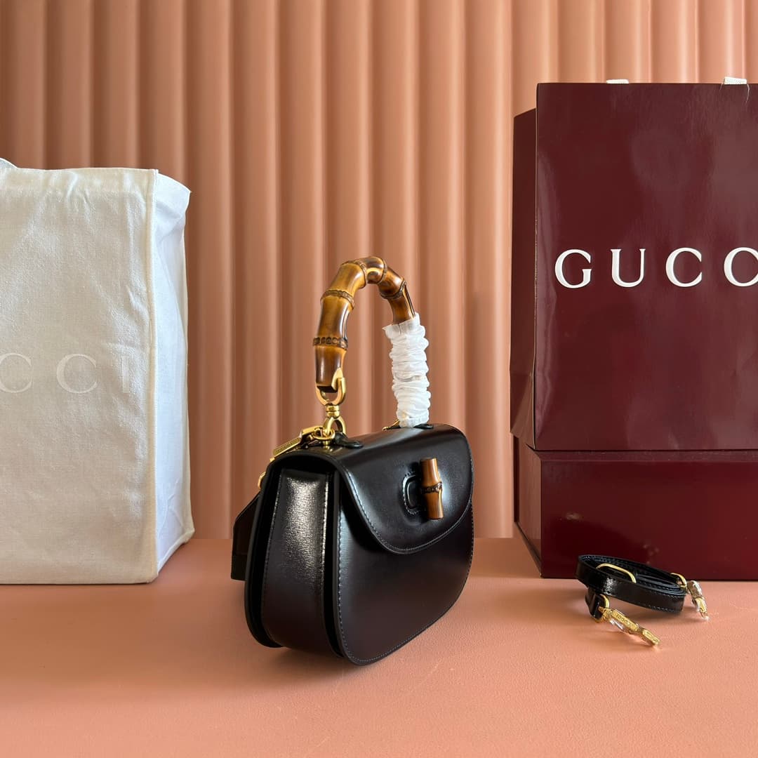 C4003 🔥🔥 The bamboo motifs symbolize Gucci’s enduring design tradition. The bamboo handles on this handbag are shaped through the heat of flames. This craftsmanship originates from Florentine artisans after World War II. The bag is made of green leather,  — image 3