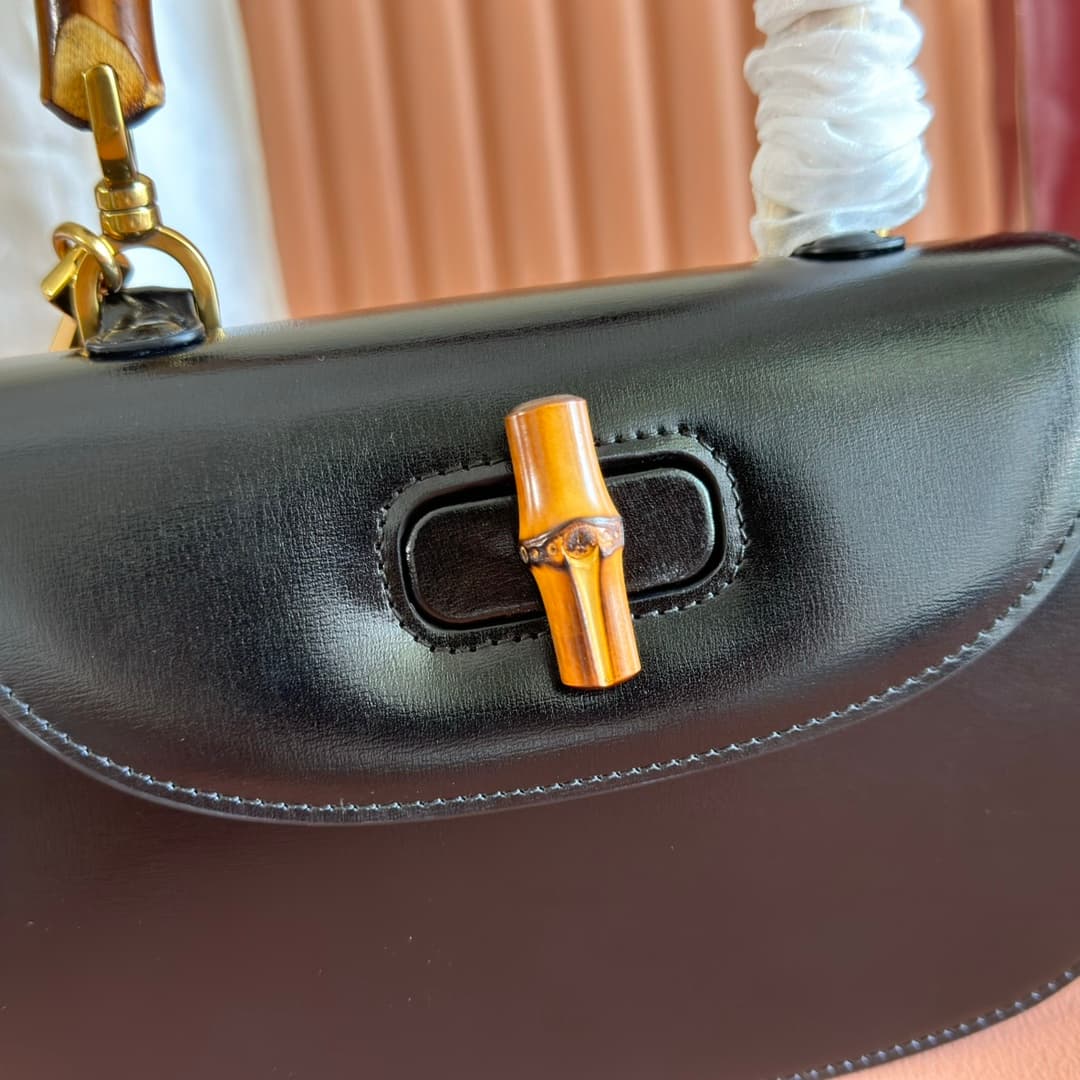 C4003 🔥🔥 The bamboo motifs symbolize Gucci’s enduring design tradition. The bamboo handles on this handbag are shaped through the heat of flames. This craftsmanship originates from Florentine artisans after World War II. The bag is made of green leather,  — image 5
