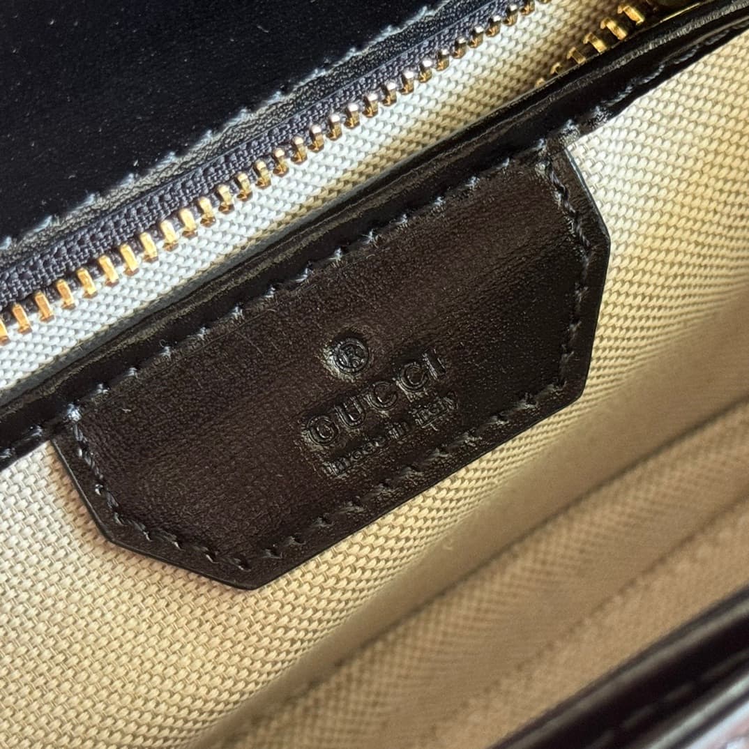 C4003 🔥🔥 The bamboo motifs symbolize Gucci’s enduring design tradition. The bamboo handles on this handbag are shaped through the heat of flames. This craftsmanship originates from Florentine artisans after World War II. The bag is made of green leather,  — image 8