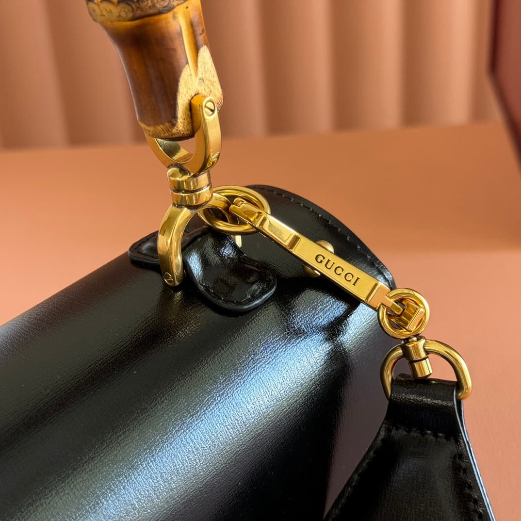 C4003 🔥🔥 The bamboo motifs symbolize Gucci’s enduring design tradition. The bamboo handles on this handbag are shaped through the heat of flames. This craftsmanship originates from Florentine artisans after World War II. The bag is made of green leather,  — image 7