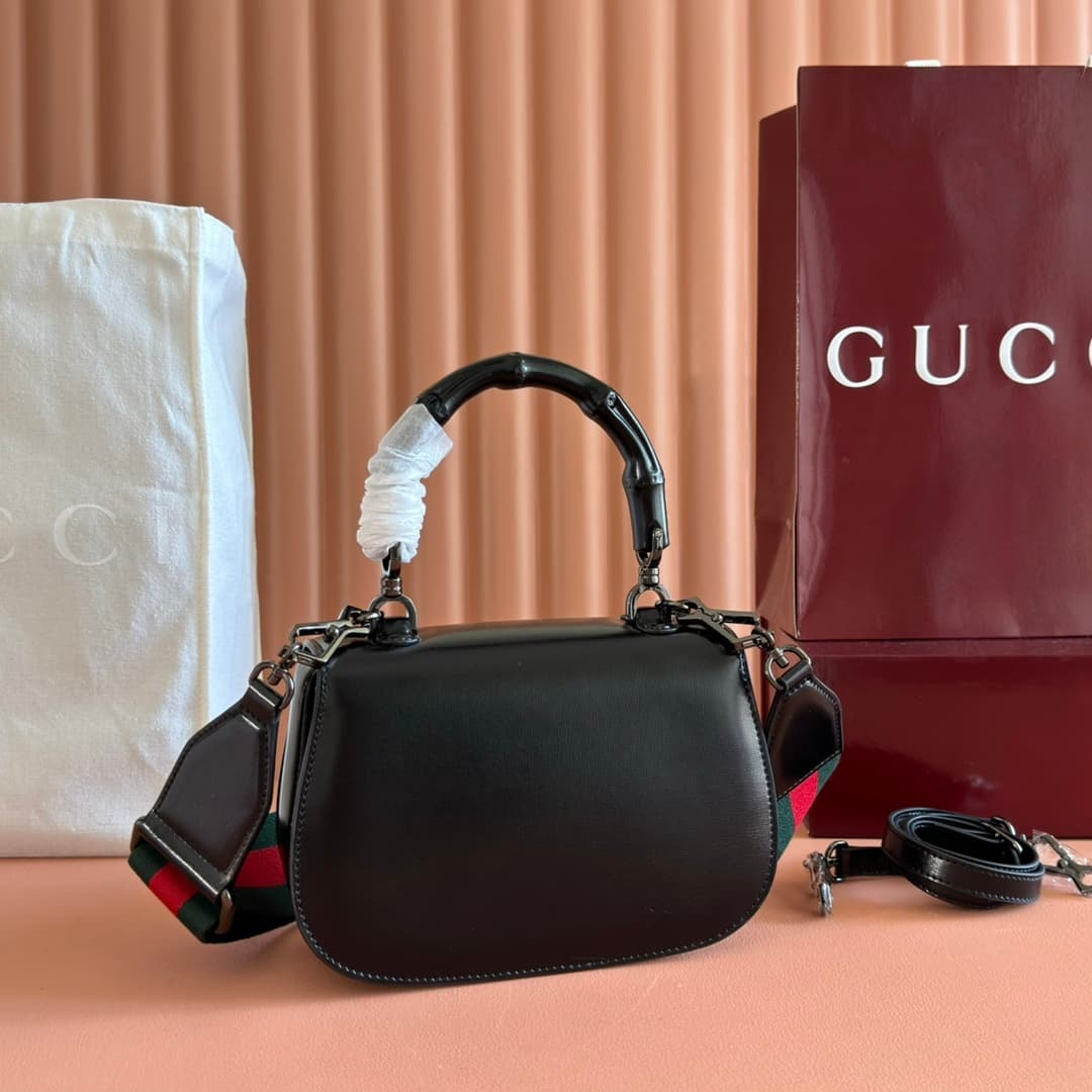 C4004 🔥🔥 The bamboo motifs symbolize Gucci’s enduring design heritage. The bamboo handles on this handbag are shaped through the heat of flames. This craftsmanship originated among Florentine artisans after World War II. The bag is made of green leather,  — image 2