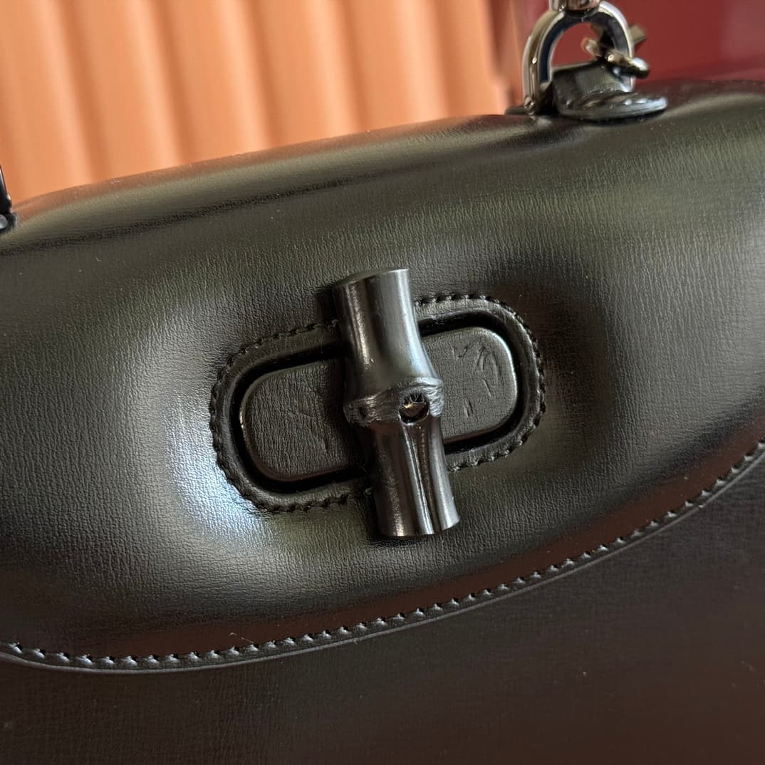 C4004 🔥🔥 The bamboo motifs symbolize Gucci’s enduring design heritage. The bamboo handles on this handbag are shaped through the heat of flames. This craftsmanship originated among Florentine artisans after World War II. The bag is made of green leather,  — image 5