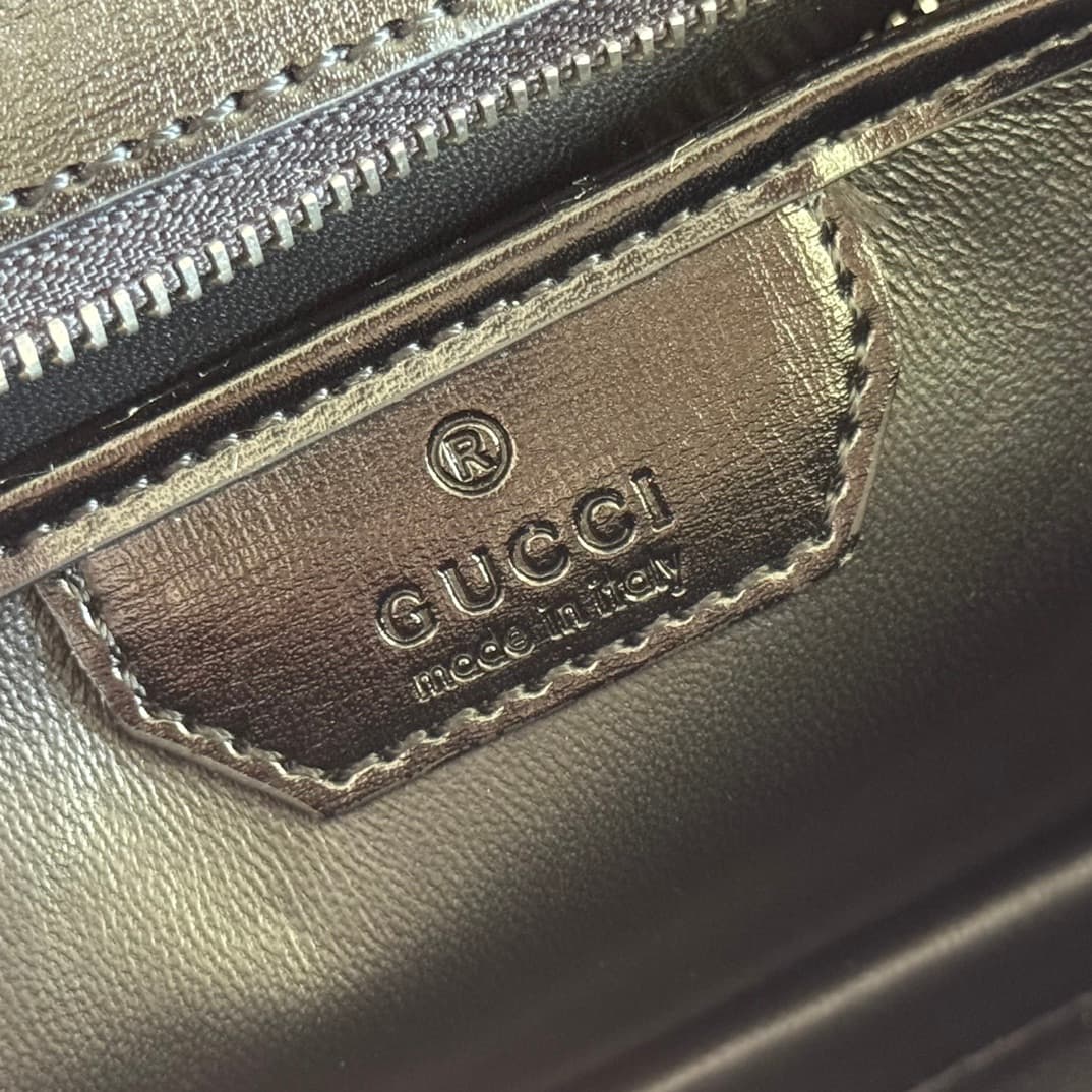 C4004 🔥🔥 The bamboo motifs symbolize Gucci’s enduring design heritage. The bamboo handles on this handbag are shaped through the heat of flames. This craftsmanship originated among Florentine artisans after World War II. The bag is made of green leather,  — image 8