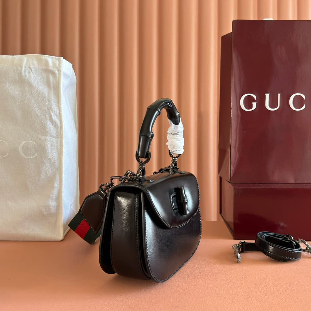 C4004 🔥🔥 The bamboo motifs symbolize Gucci’s enduring design heritage. The bamboo handles on this handbag are shaped through the heat of flames. This craftsmanship originated among Florentine artisans after World War II. The bag is made of green leather,  — image 3