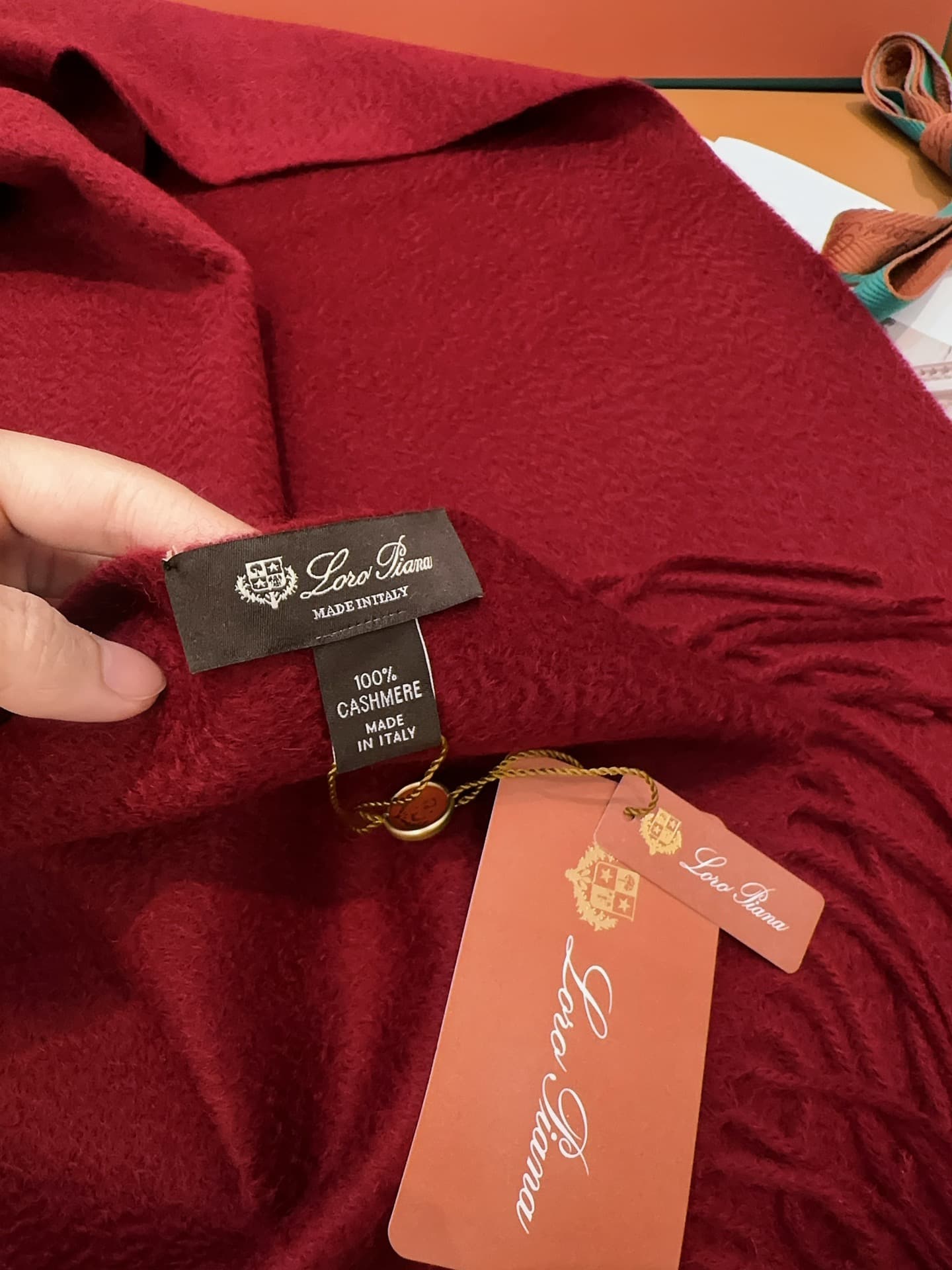 C30670 Loro Piana’s classic “Wavy” solid-colored cashmere scarf ❗ — image 4