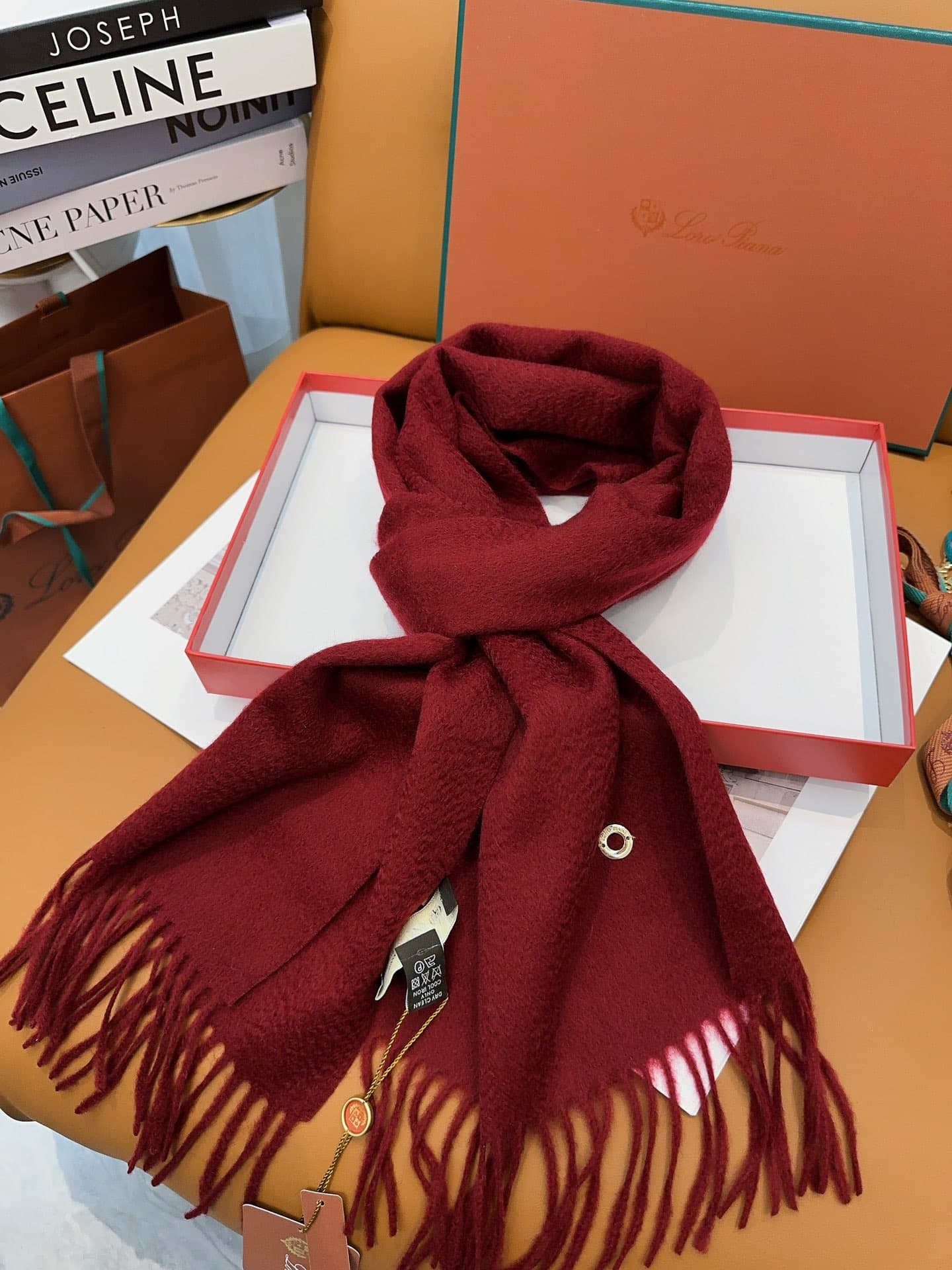 C30670 Loro Piana’s classic “Wavy” solid-colored cashmere scarf ❗ — image 2