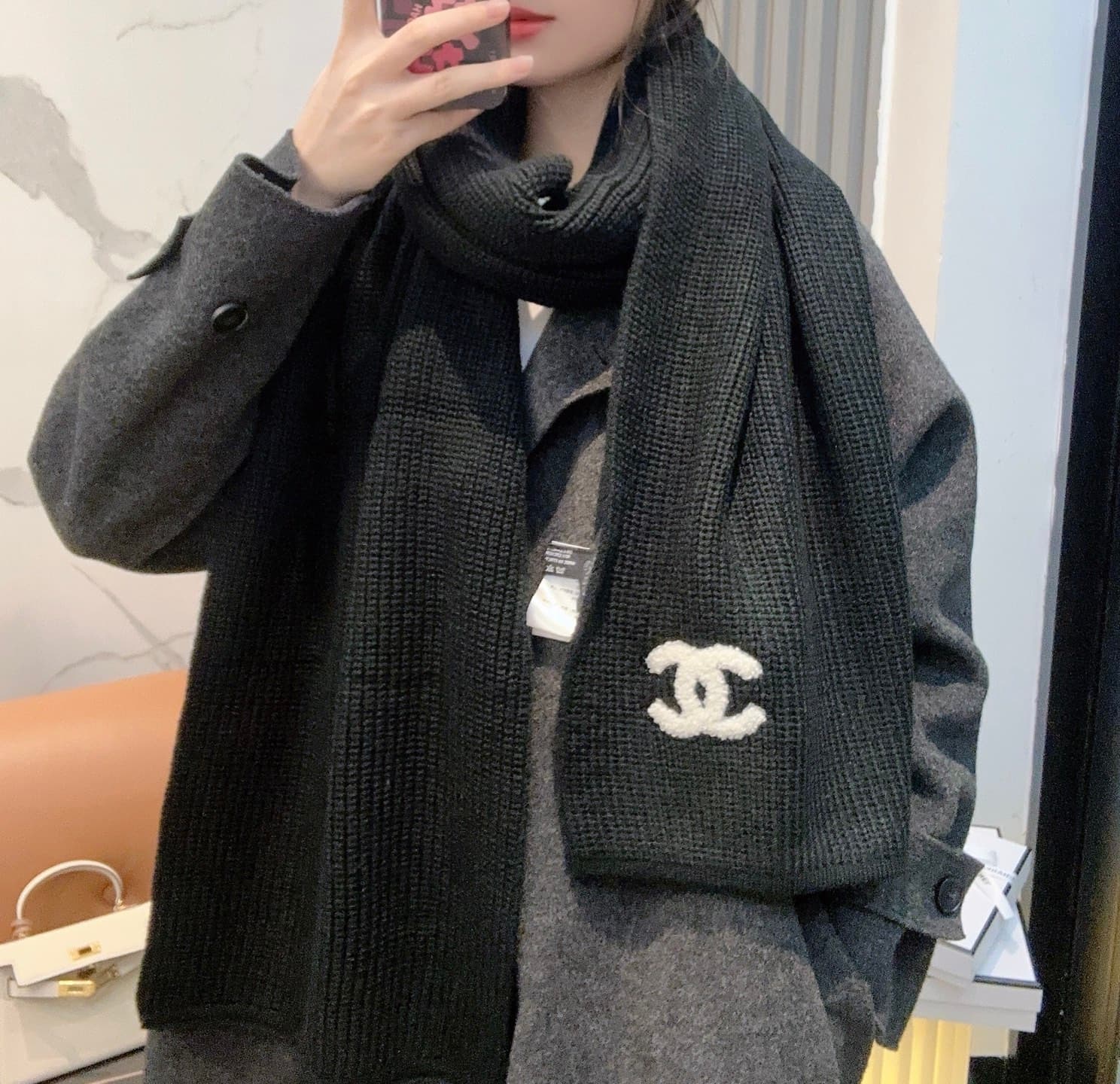 C30681 CHANEL【New Arrival】The latest knitting collection from Chanel store! This is a truly rare style—it is also the first scarf in Chanel’s line to be made using solid knit techniques. It will definitely become the top item in Chanel’s autumn and winter — image 1