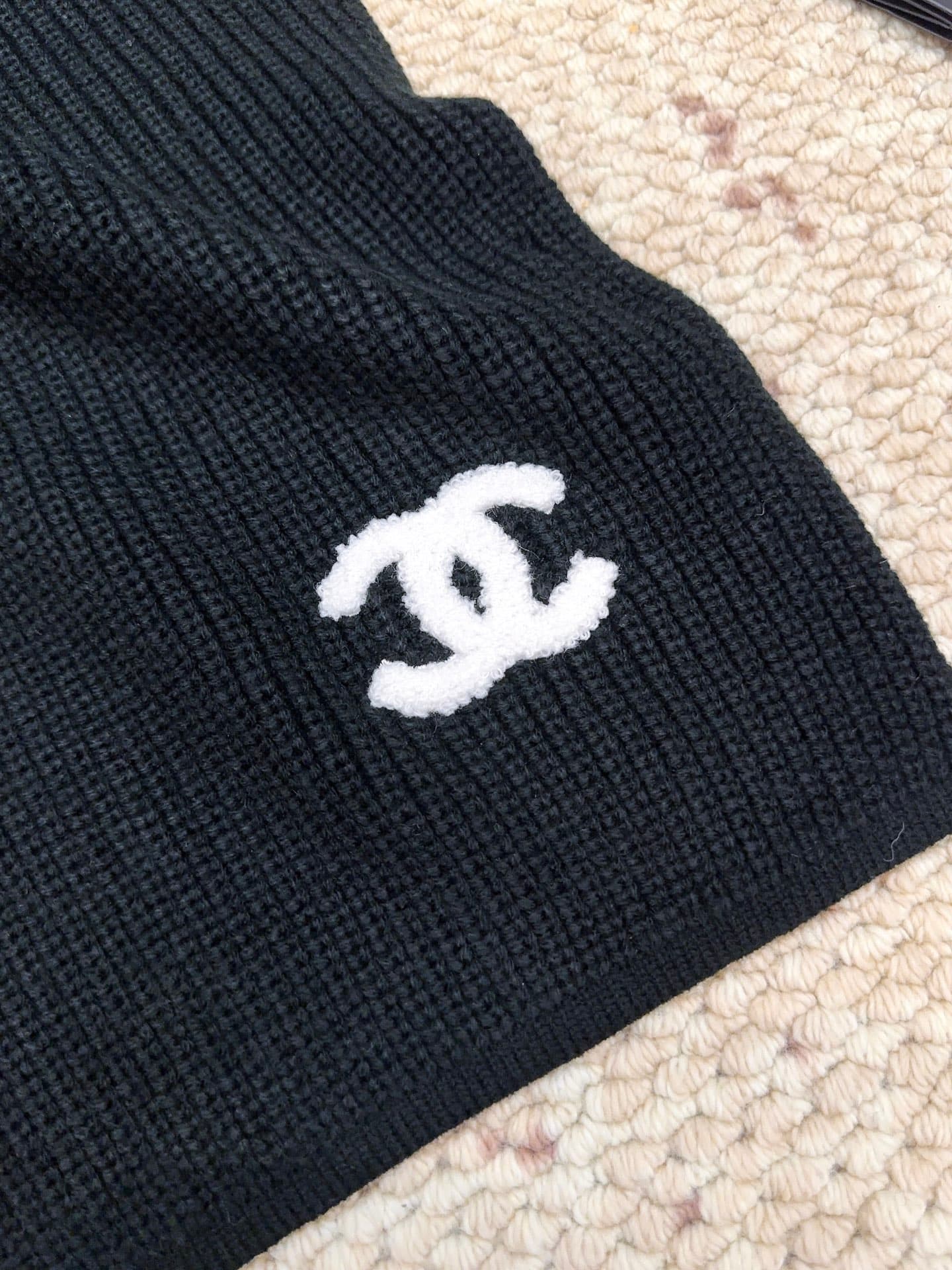 C30681 CHANEL【New Arrival】The latest knitting collection from Chanel store! This is a truly rare style—it is also the first scarf in Chanel’s line to be made using solid knit techniques. It will definitely become the top item in Chanel’s autumn and winter — image 8