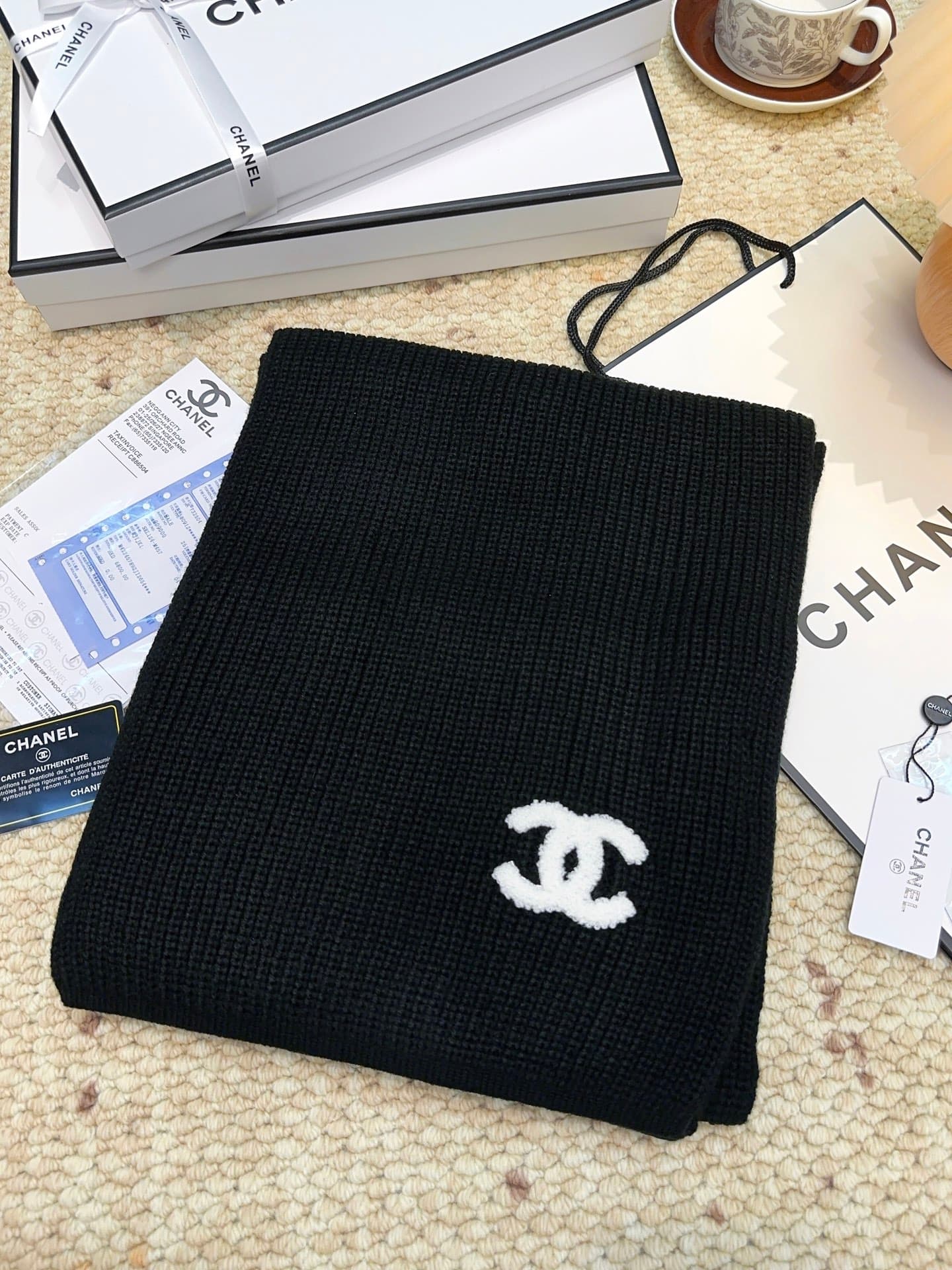 C30681 CHANEL【New Arrival】The latest knitting collection from Chanel store! This is a truly rare style—it is also the first scarf in Chanel’s line to be made using solid knit techniques. It will definitely become the top item in Chanel’s autumn and winter — image 3