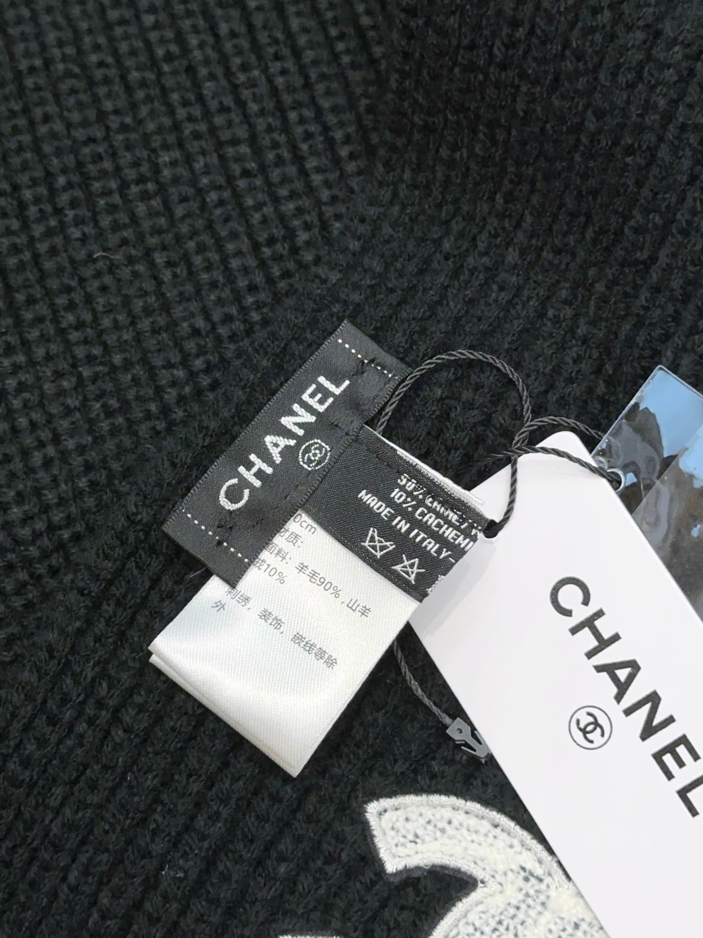 C30681 CHANEL【New Arrival】The latest knitting collection from Chanel store! This is a truly rare style—it is also the first scarf in Chanel’s line to be made using solid knit techniques. It will definitely become the top item in Chanel’s autumn and winter — image 4
