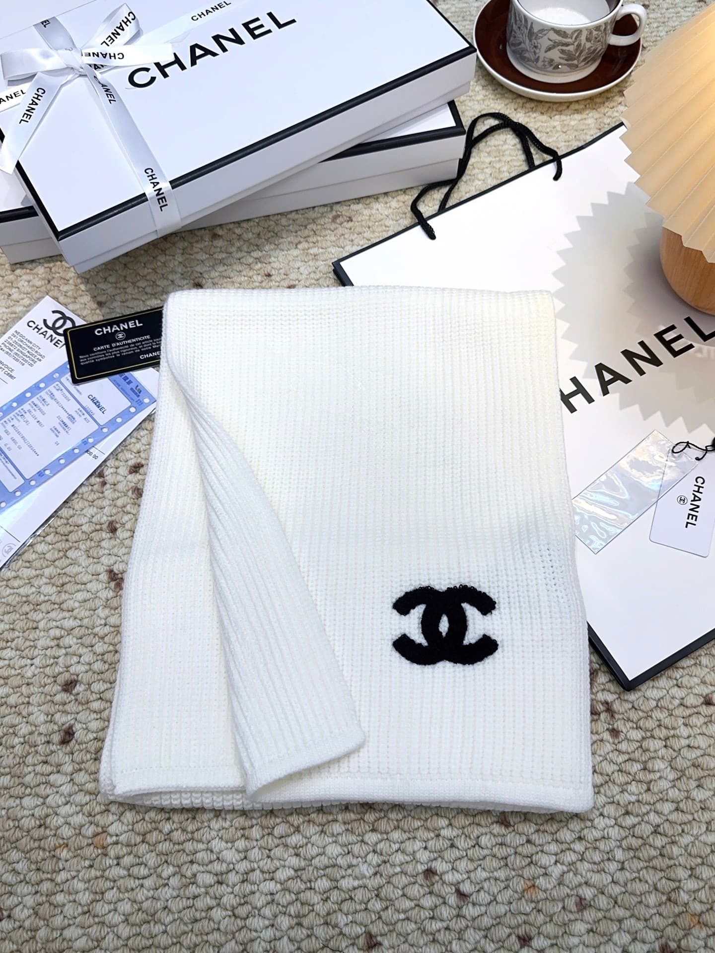 C30680 CHANEL【New Arrival】The latest knitting collection from Chanel boutiques! This is a truly rare design—it is also the first scarf in Saint Laurent’s line to be made using solid-colored knitting techniques. It will definitely become the top item in Sa — image 3