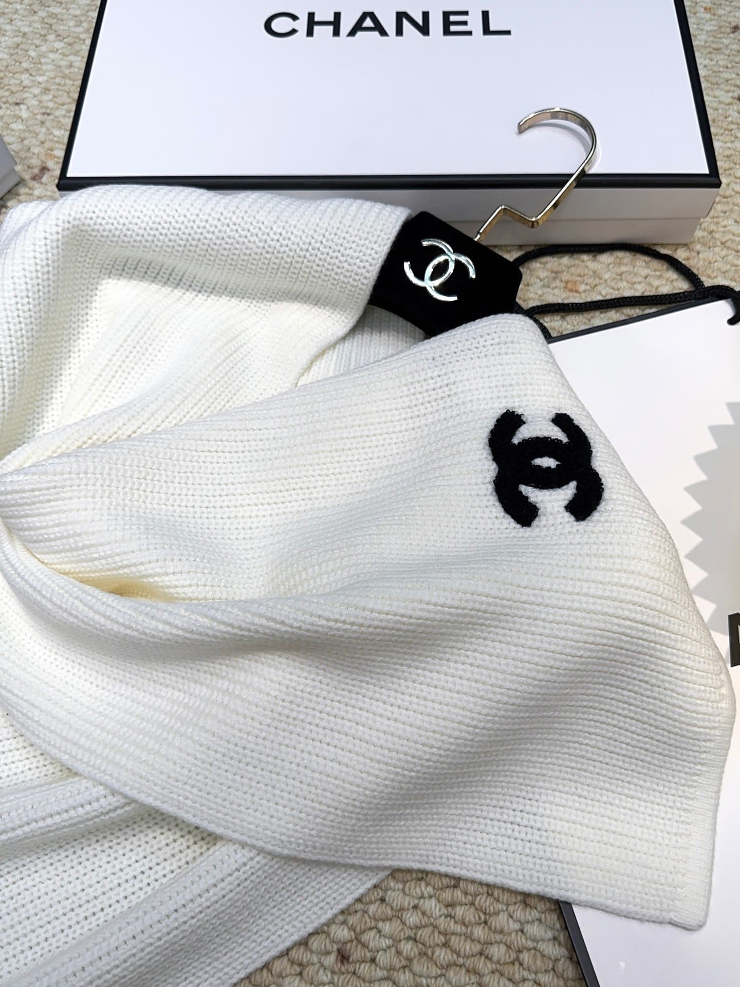 C30680 CHANEL【New Arrival】The latest knitting collection from Chanel boutiques! This is a truly rare design—it is also the first scarf in Saint Laurent’s line to be made using solid-colored knitting techniques. It will definitely become the top item in Sa — image 8
