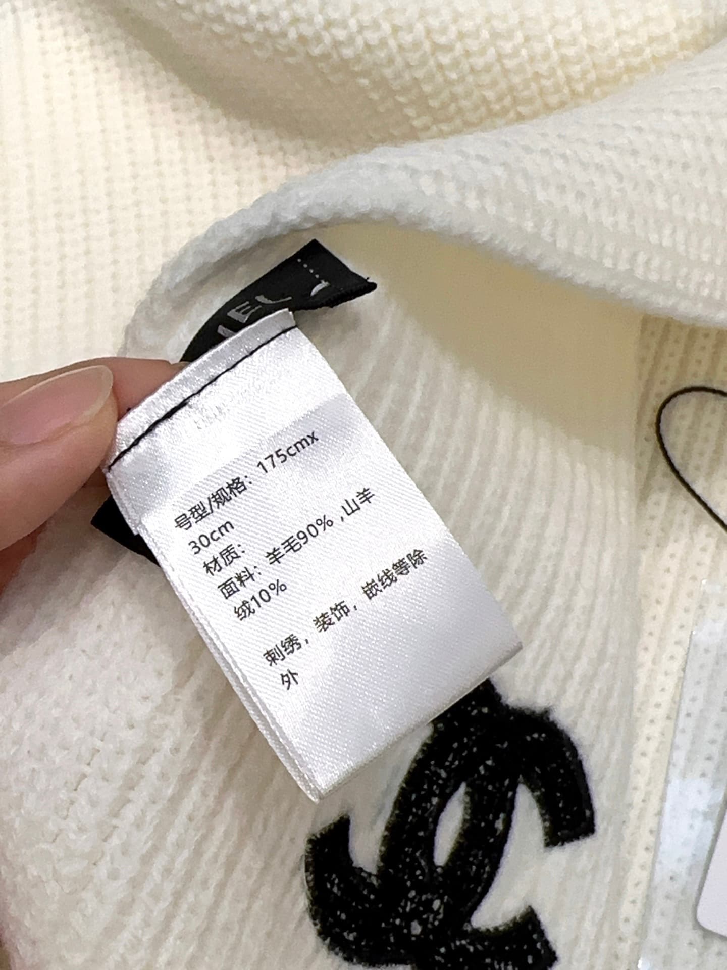 C30680 CHANEL【New Arrival】The latest knitting collection from Chanel boutiques! This is a truly rare design—it is also the first scarf in Saint Laurent’s line to be made using solid-colored knitting techniques. It will definitely become the top item in Sa — image 4