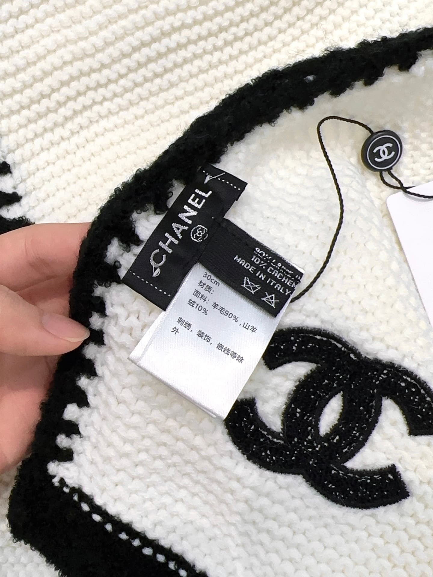 C30672 Chanel store’s new model 【Coco Chanel】💖💖 It’s absolutely stunning! A top-quality product from the highest level of Chanel‼️ The new model is available at the store. Imported cashmere knit scarves and shawls with decorative patterns❗ They’re extreme — image 4