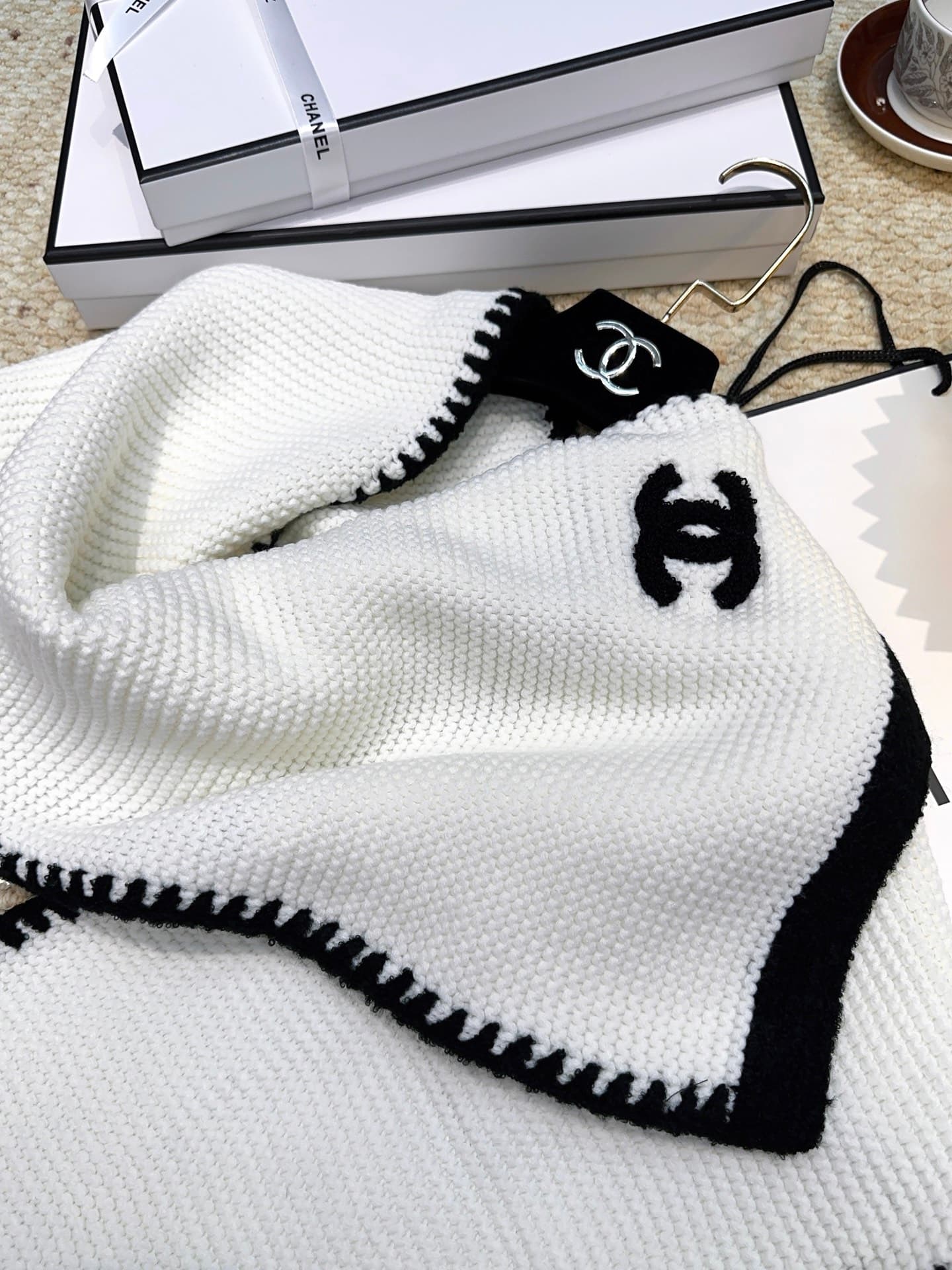 C30672 Chanel store’s new model 【Coco Chanel】💖💖 It’s absolutely stunning! A top-quality product from the highest level of Chanel‼️ The new model is available at the store. Imported cashmere knit scarves and shawls with decorative patterns❗ They’re extreme — image 6