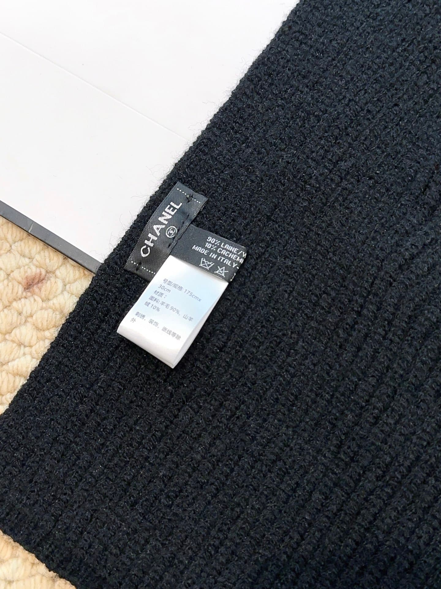 C30679 CHANEL【New Arrival】The latest knitting collection from Chanel boutiques! This is a truly rare design—it is also the first scarf in Chanel’s history to be made using solid-colored knitting techniques. It will definitely become the top item in Chanel — image 4