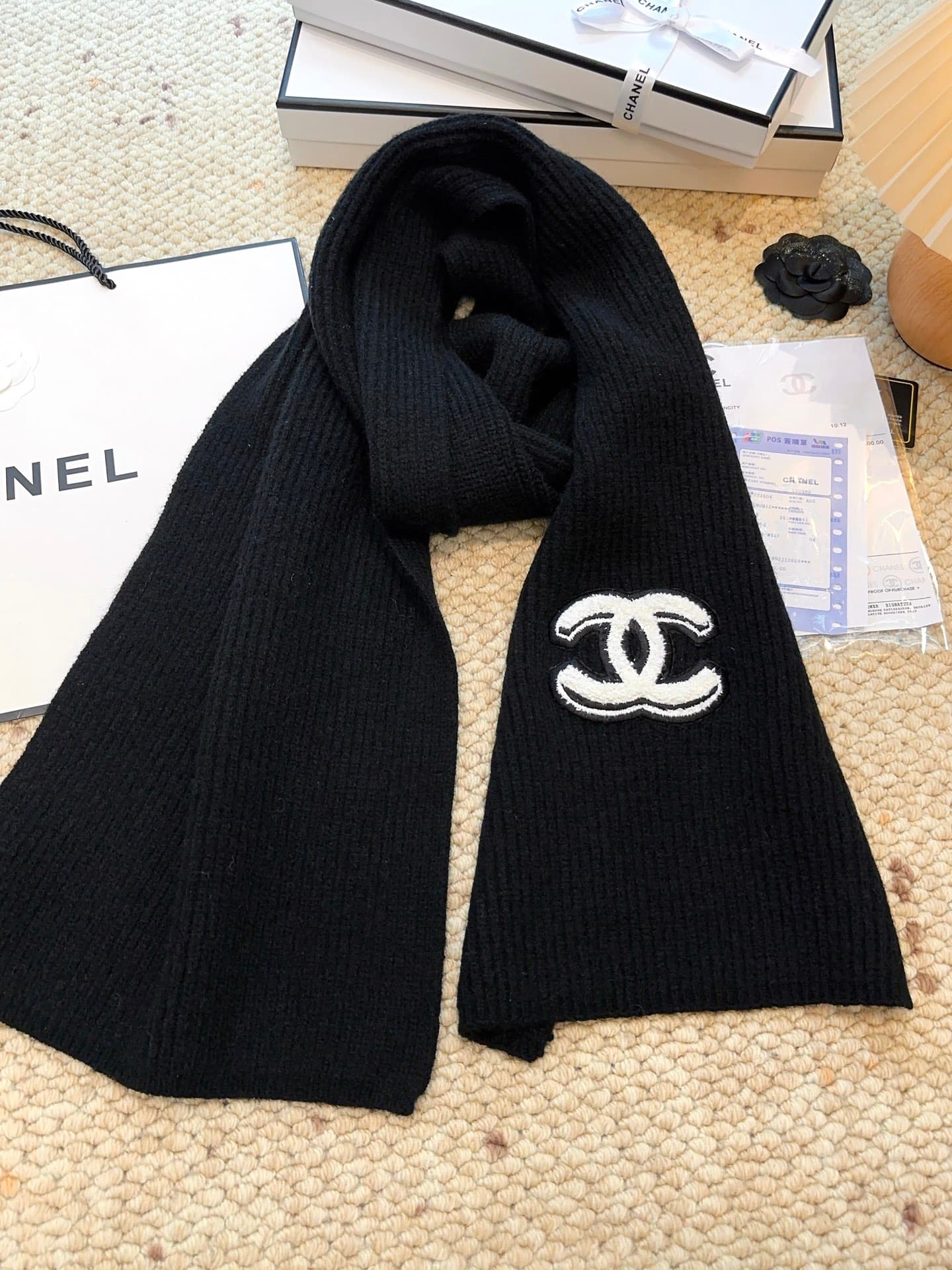 C30679 CHANEL【New Arrival】The latest knitting collection from Chanel boutiques! This is a truly rare design—it is also the first scarf in Chanel’s history to be made using solid-colored knitting techniques. It will definitely become the top item in Chanel — image 2