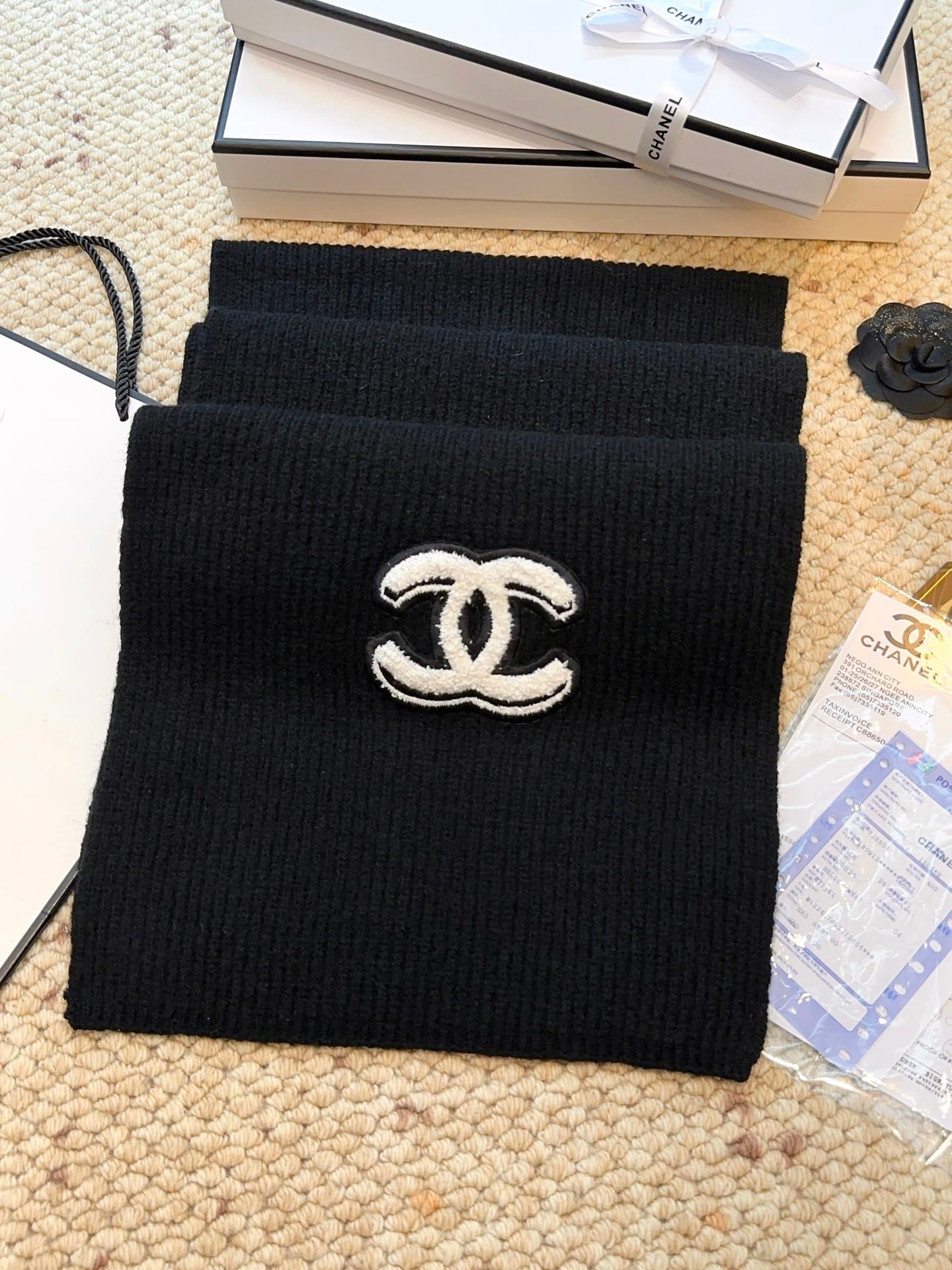 C30679 CHANEL【New Arrival】The latest knitting collection from Chanel boutiques! This is a truly rare design—it is also the first scarf in Chanel’s history to be made using solid-colored knitting techniques. It will definitely become the top item in Chanel — image 3