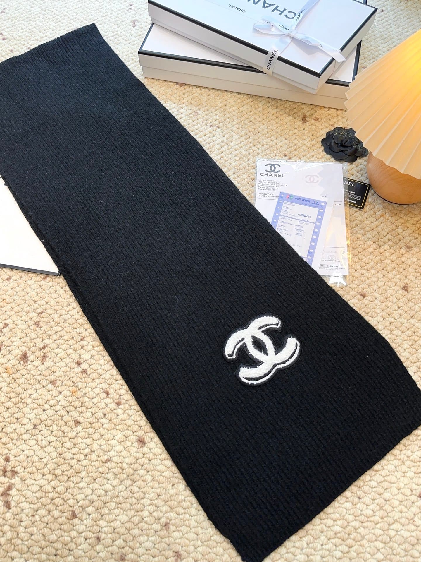 C30679 CHANEL【New Arrival】The latest knitting collection from Chanel boutiques! This is a truly rare design—it is also the first scarf in Chanel’s history to be made using solid-colored knitting techniques. It will definitely become the top item in Chanel — image 8