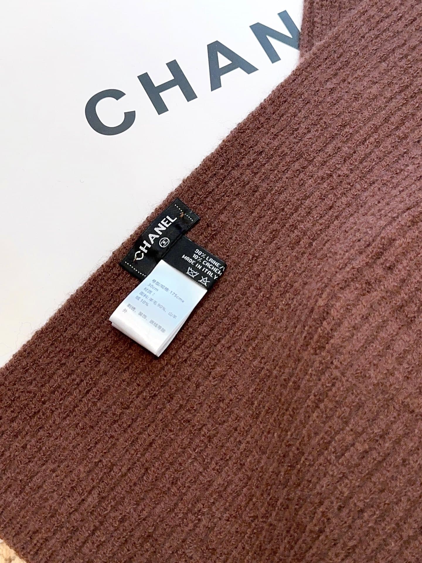C30678 CHANEL【New Arrival】The latest knitting collection from Chanel store! This is a truly rare design—it is also the first scarf in Gucci’s line to use solid knitting techniques. It will definitely become the best-selling item for Gucci’s autumn and win — image 4